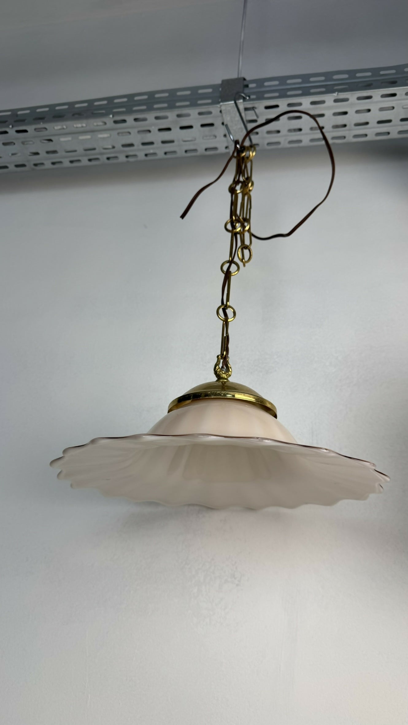 Pendente Teto Vintage | Cúpula Pétala em Vidro Rosé e Estrutura Dourada Clássica