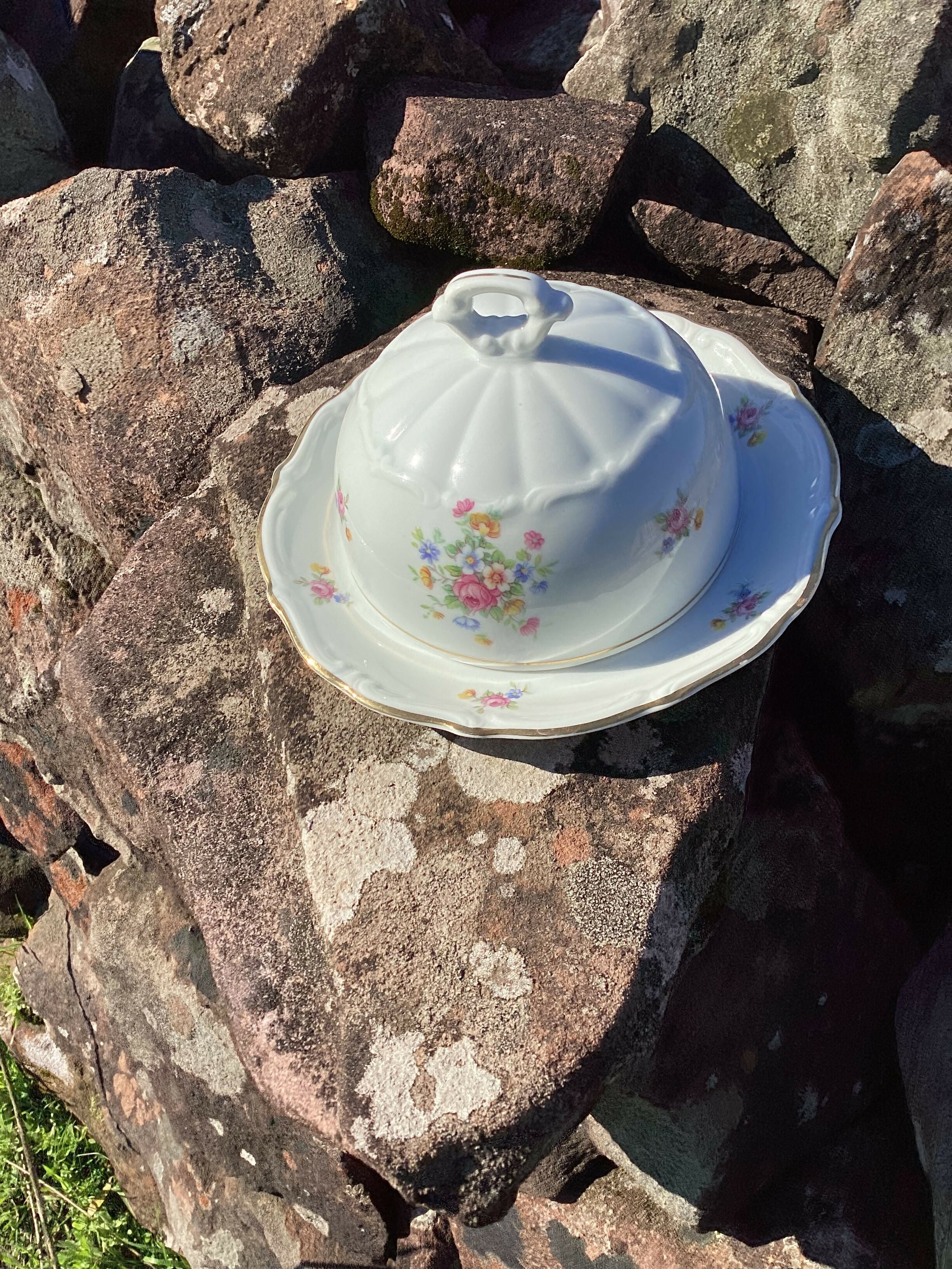 Mesa posta com preciosa manteigueira