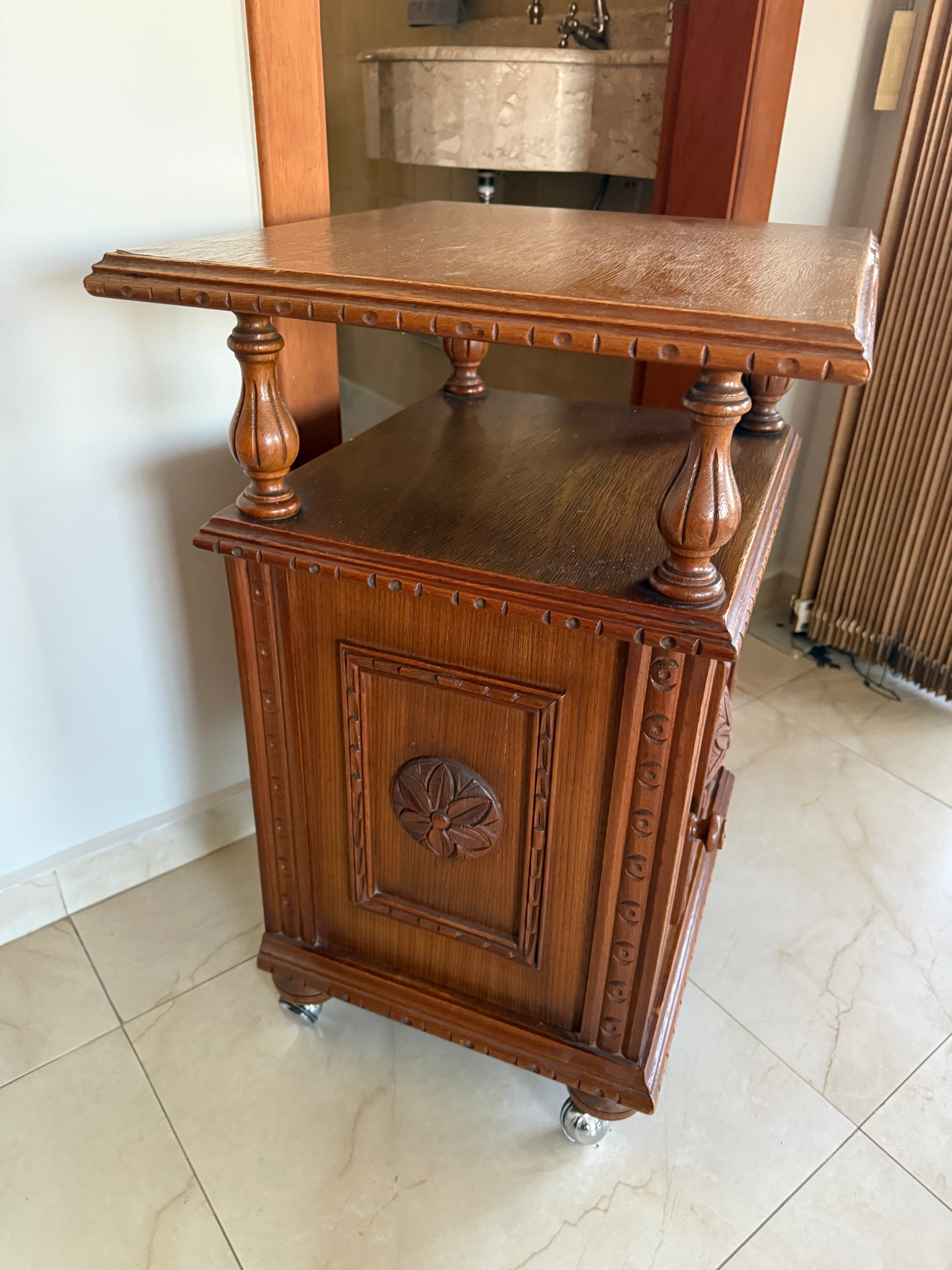 Mesa lateral quadrada tipo armarinho em cerejeira  entalhada em perfeito estado com porta frontal