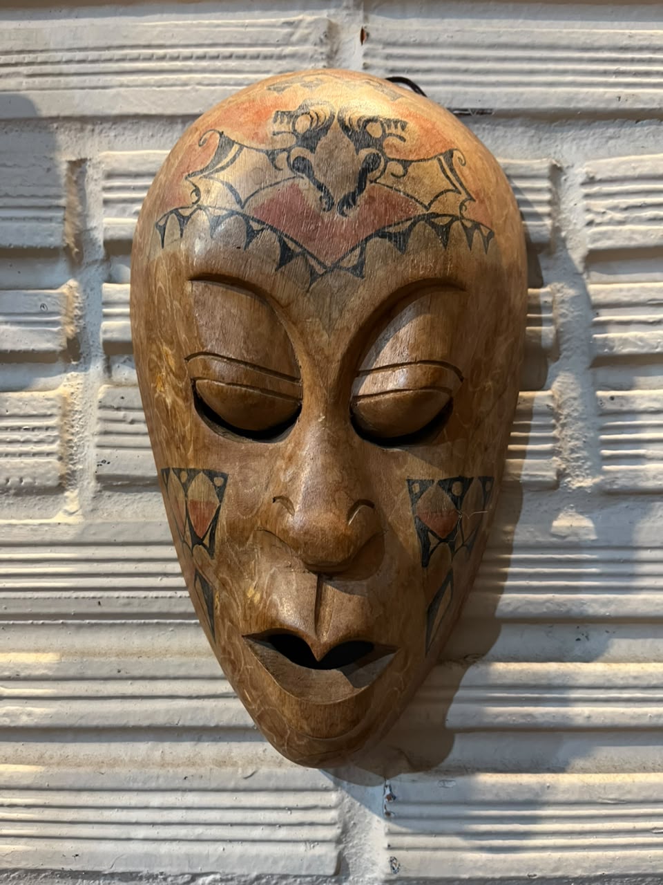 Máscara decorativa entalhada em madeira com pintura artesanal — 27 × 16 cm