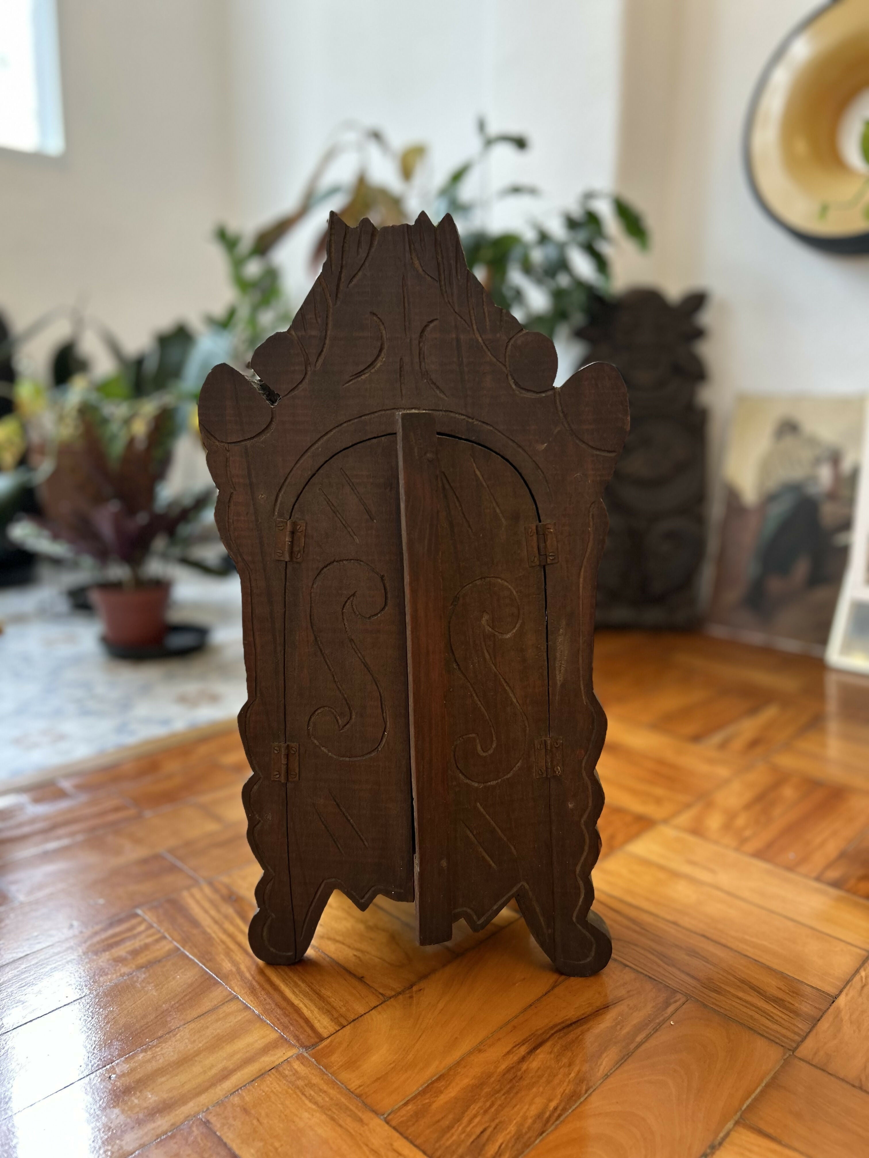 Oratório de madeira entalhado à mão anos 70/80