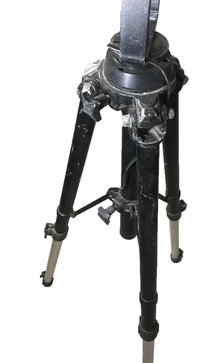 Luminária de chão customizada em preto fosco com tripé