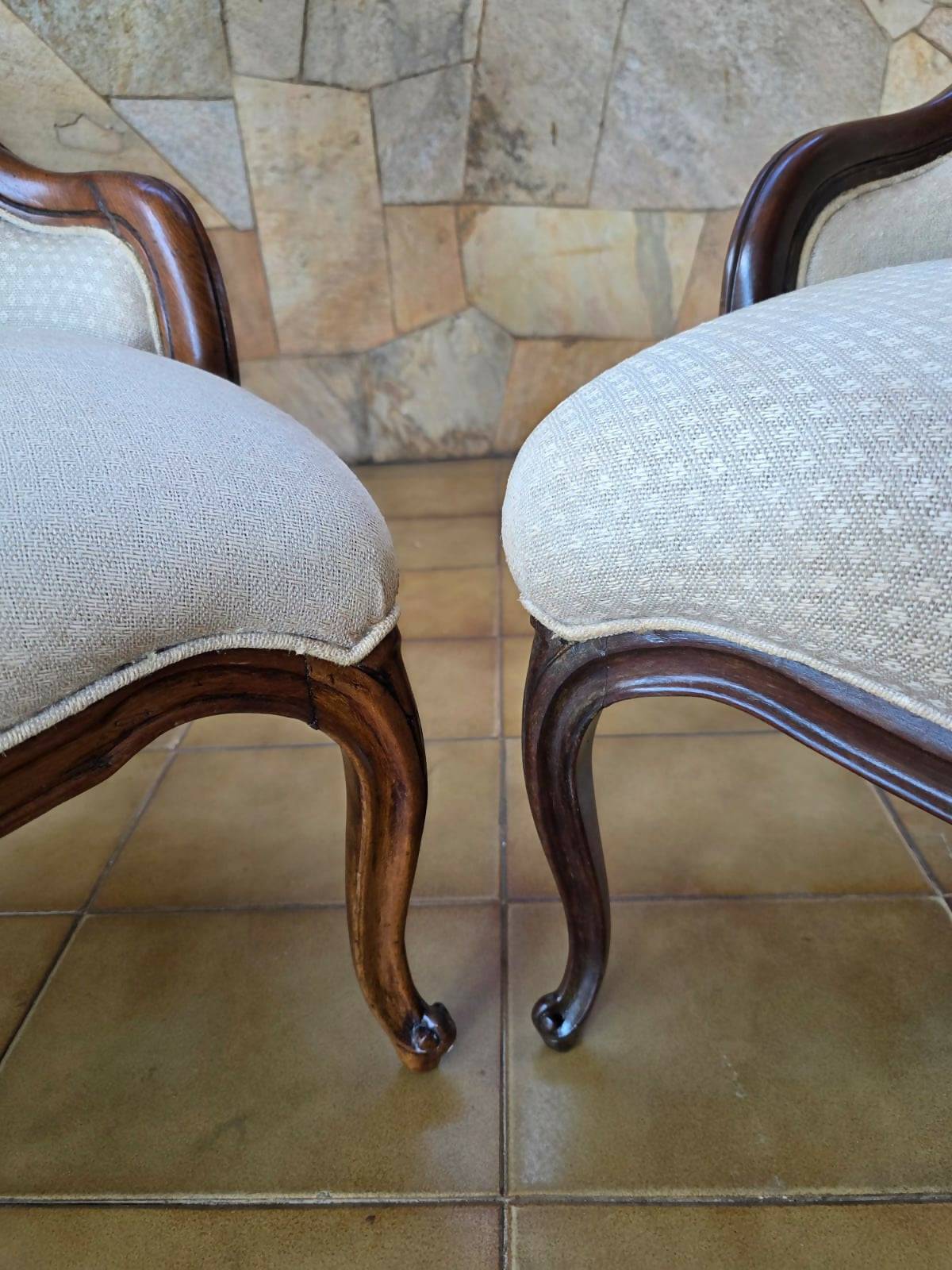 Par de Poltronas Vitorianas anos 50 em madeira maciça talhada