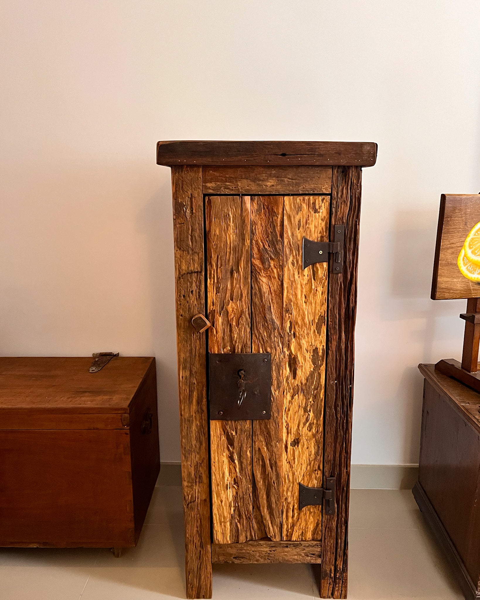Armário antigo de fazenda estilo colonial brasileiro