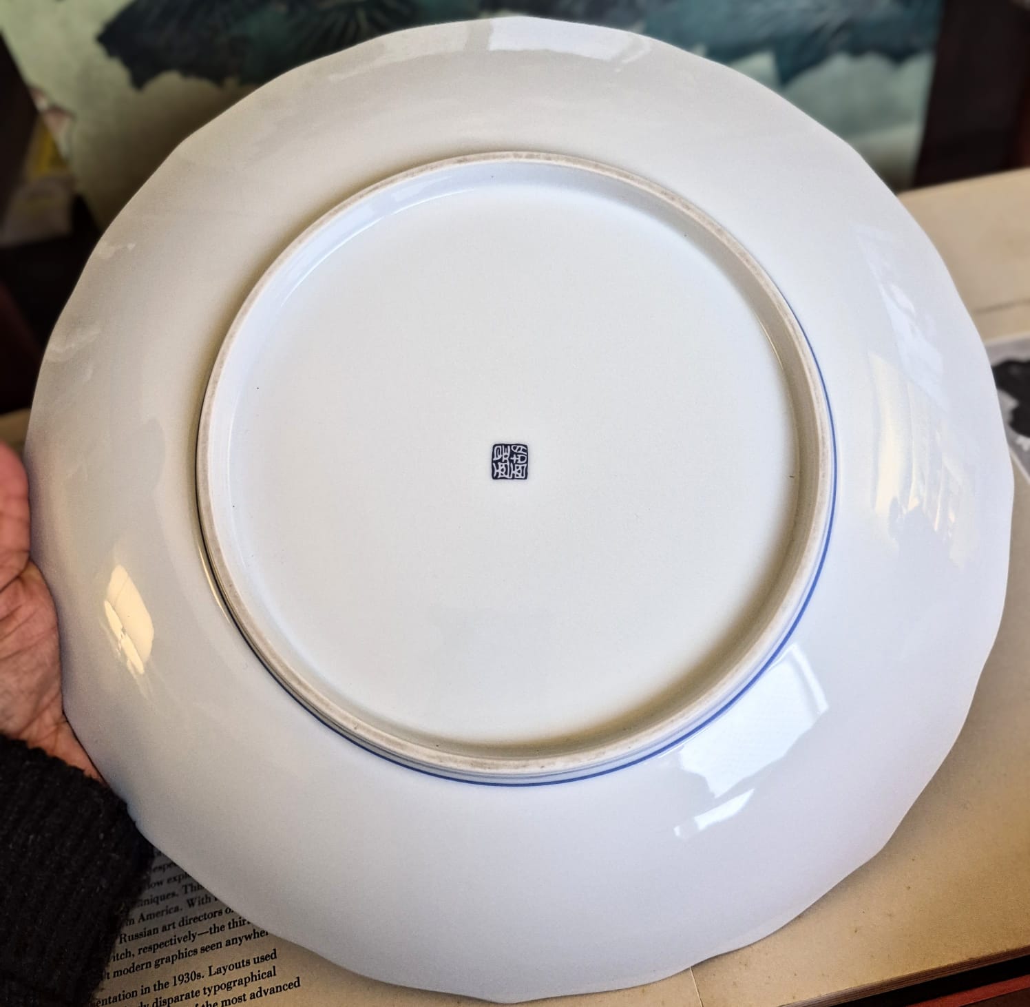 Prato decorativo maravilhoso em porcelana japonesa Arita Imari, com as tradicionais cores: azul cobalto,  dourado e rouge de fer, aqui, com acréscimo de verde, que deixou a peça espetacular!