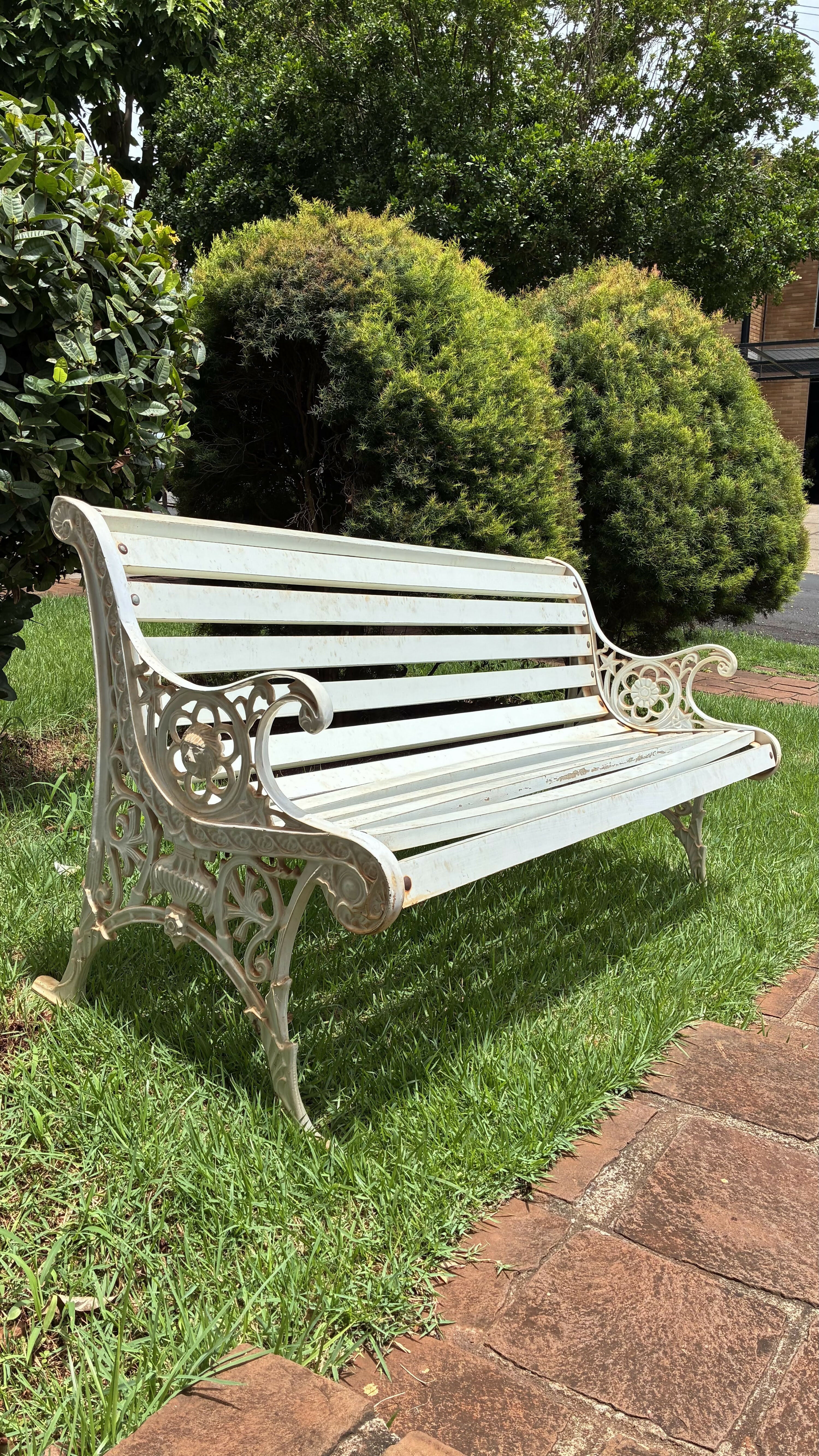 BANCO DE JARDIM ANTIGO EM FERRO FUNDIDO BRANCO