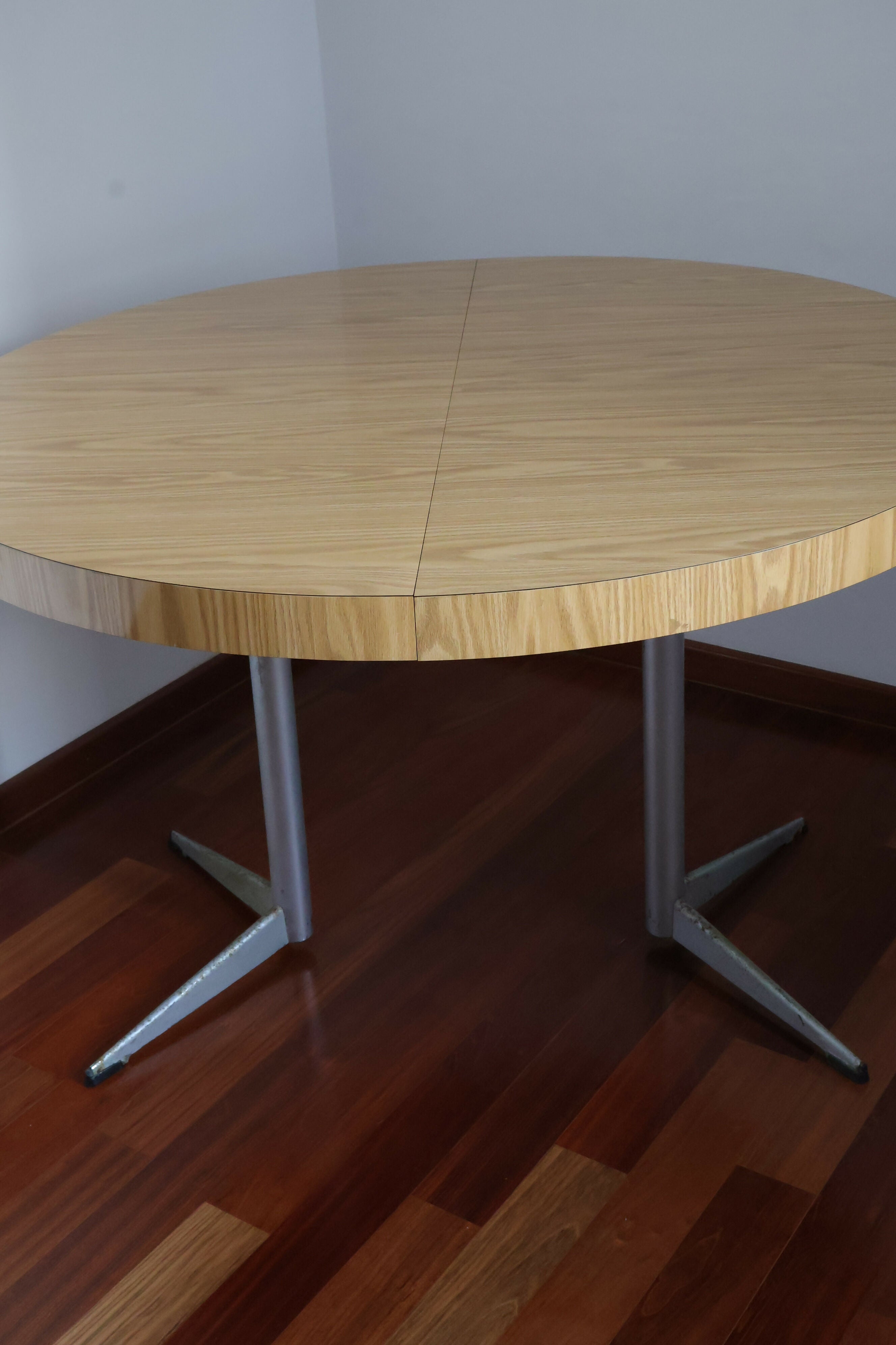 Mesa pé de pato com tampo de fórmica