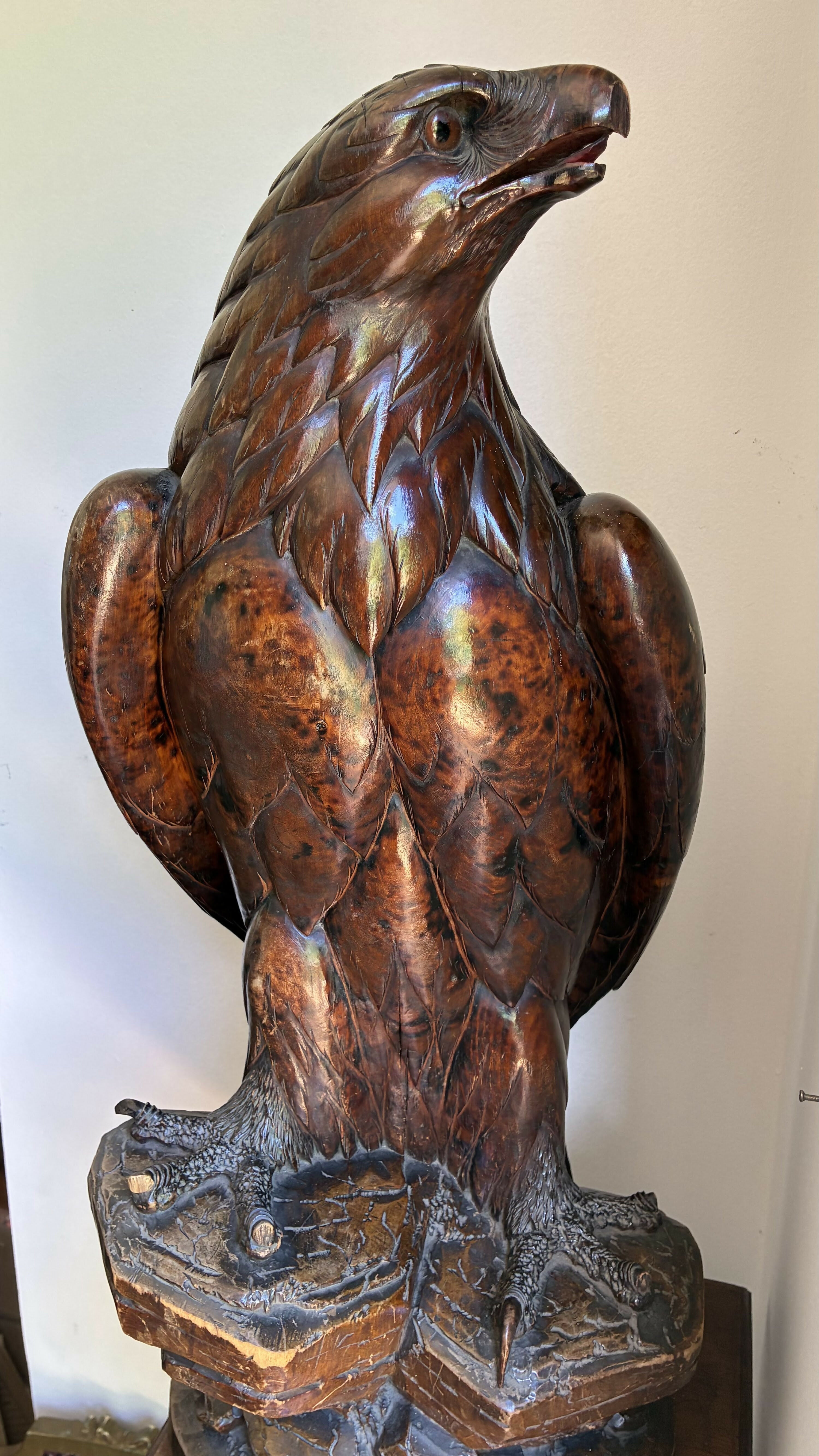 Escultura de Águia em Madeira