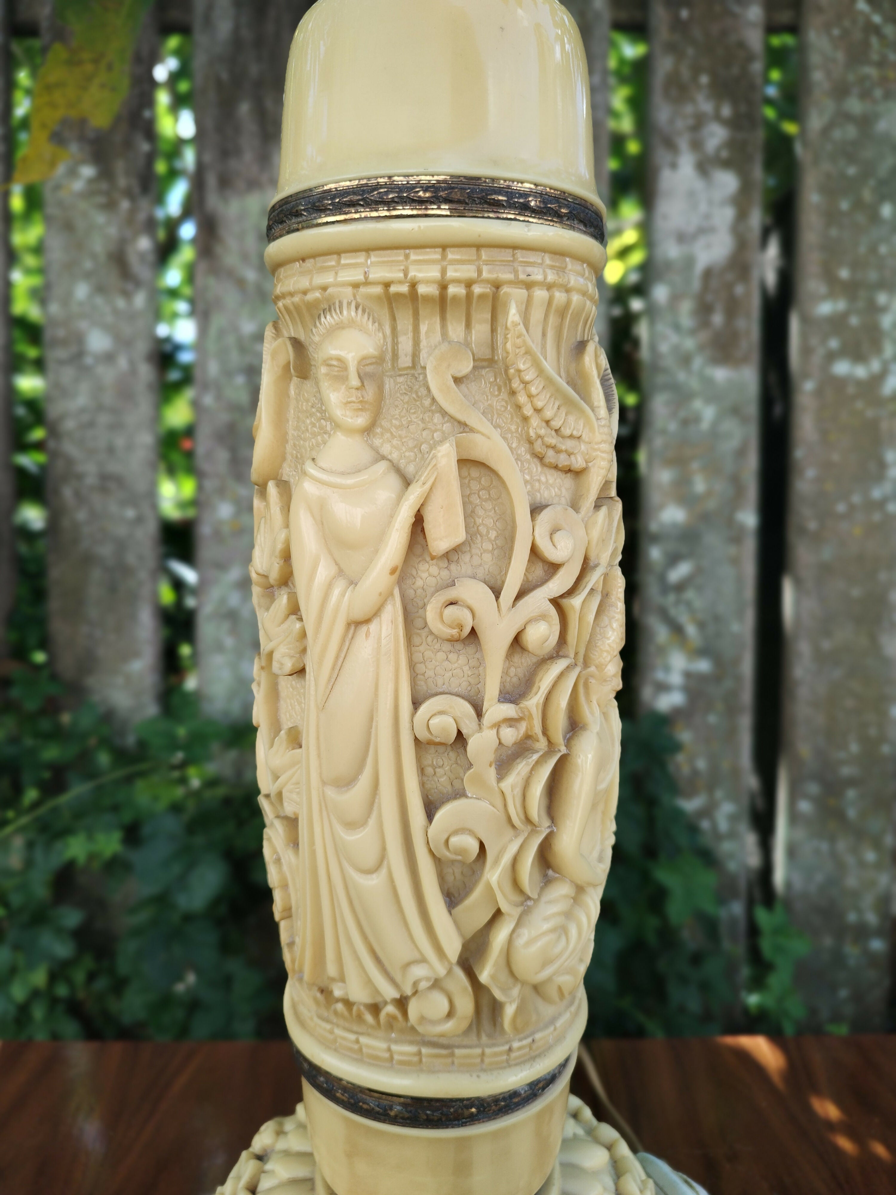 Antigo Abajur em Resina cor Marfim com entalhes de cenas religiosas com Buddha