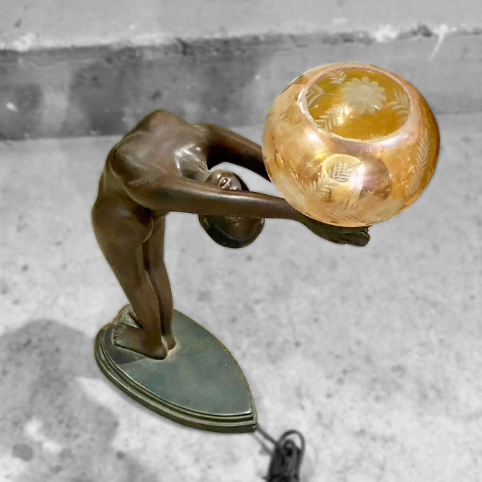 Luminária escultura de mulher com cúpula em vidro âmbar 