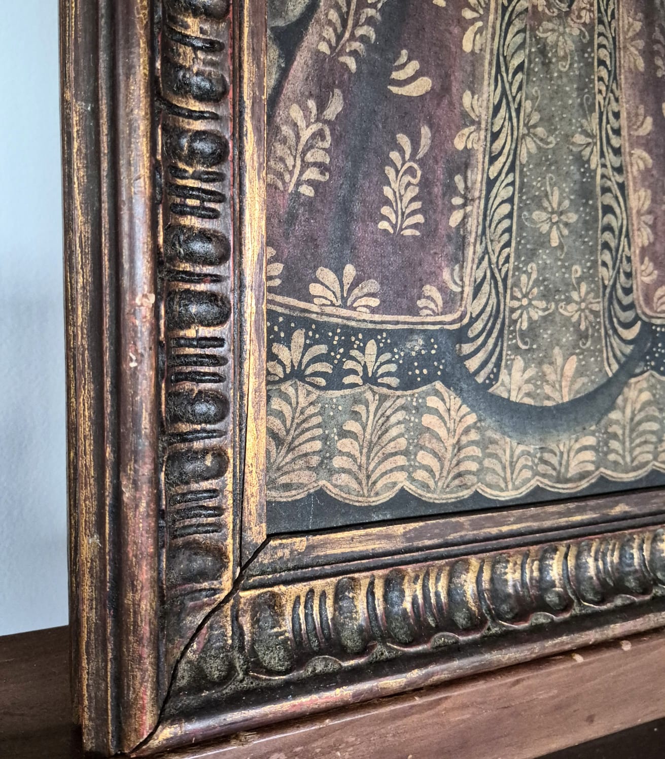  Quadro com pintura,  óleo sobre tela,  sacra antiga de Nossa Senhora, de Escola Cusquenha, caracterizada por traços coloniais, mantos ricamente ornamentados.