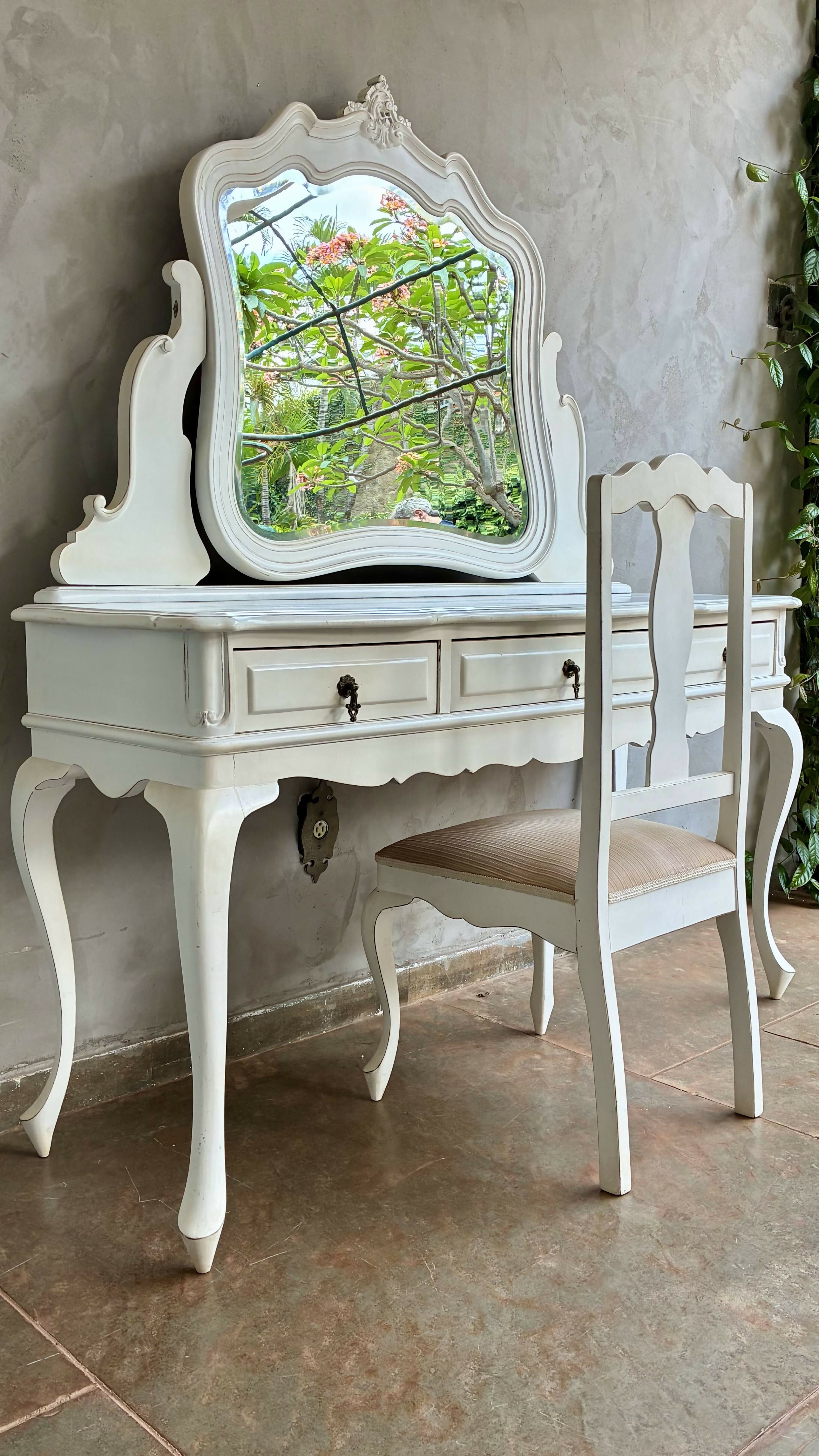 Penteadeira estilo Luis XV com cadeira