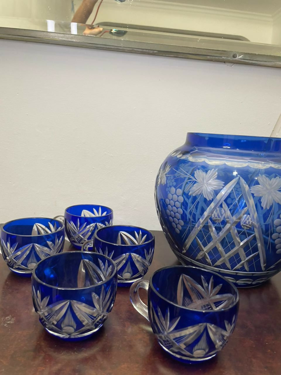 Grandiosa Poncheira Azul com 10 canecas com concha em cristal lapidado azul cobalto da Bohemia