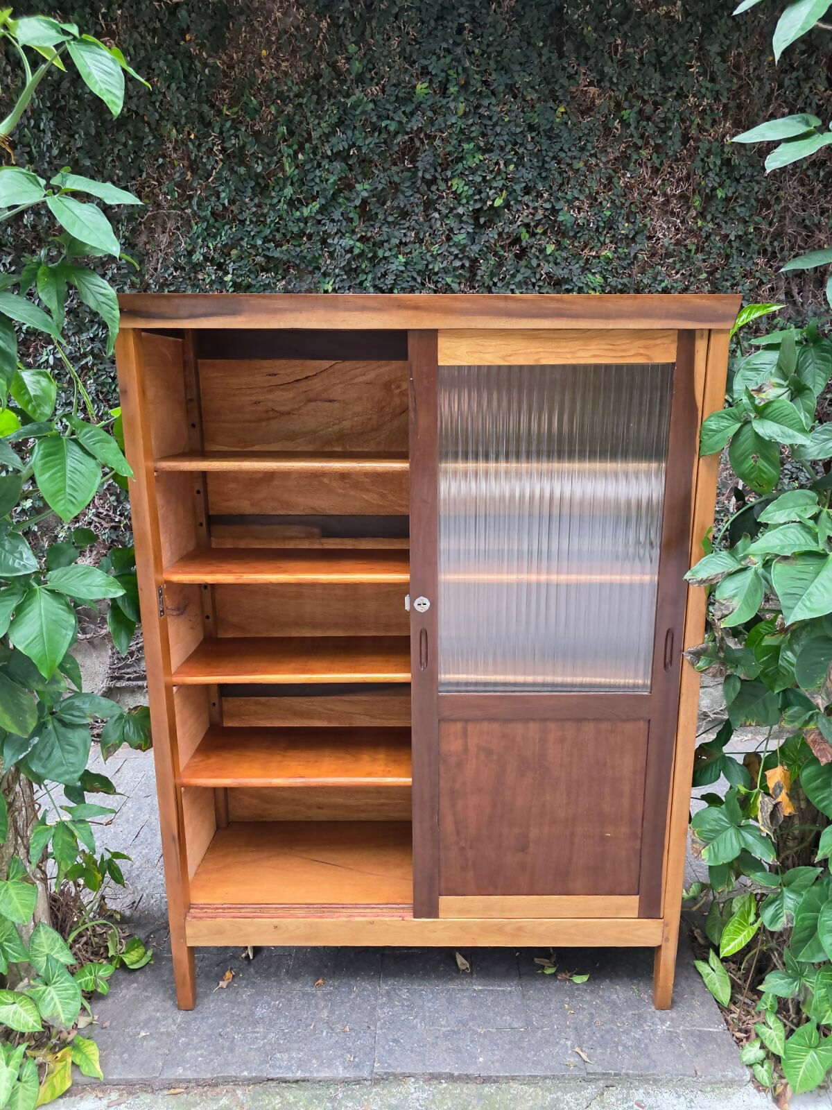 Livreiro em imbuia portas de correr, década de 60,