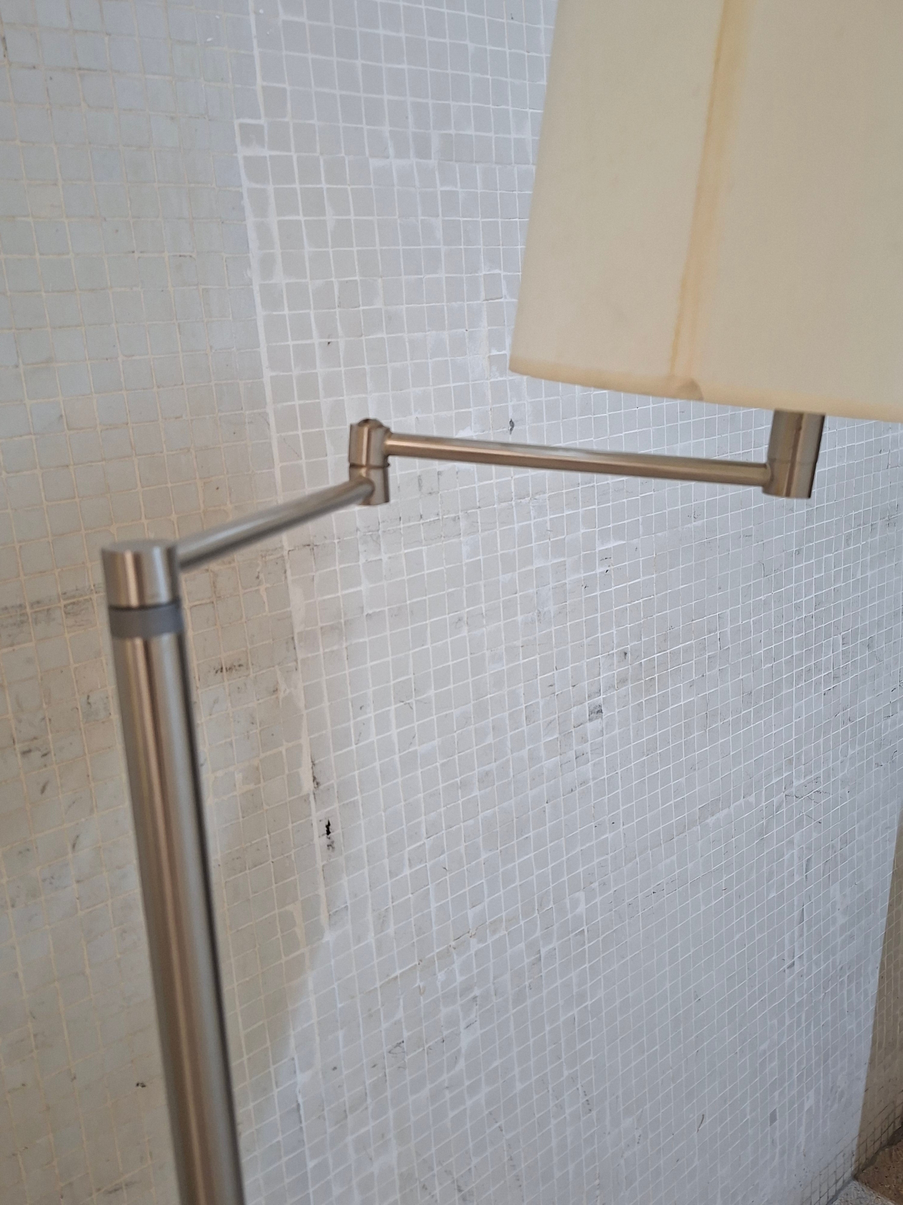 Luminária de Piso Design em metal escovado e cúpula branca 