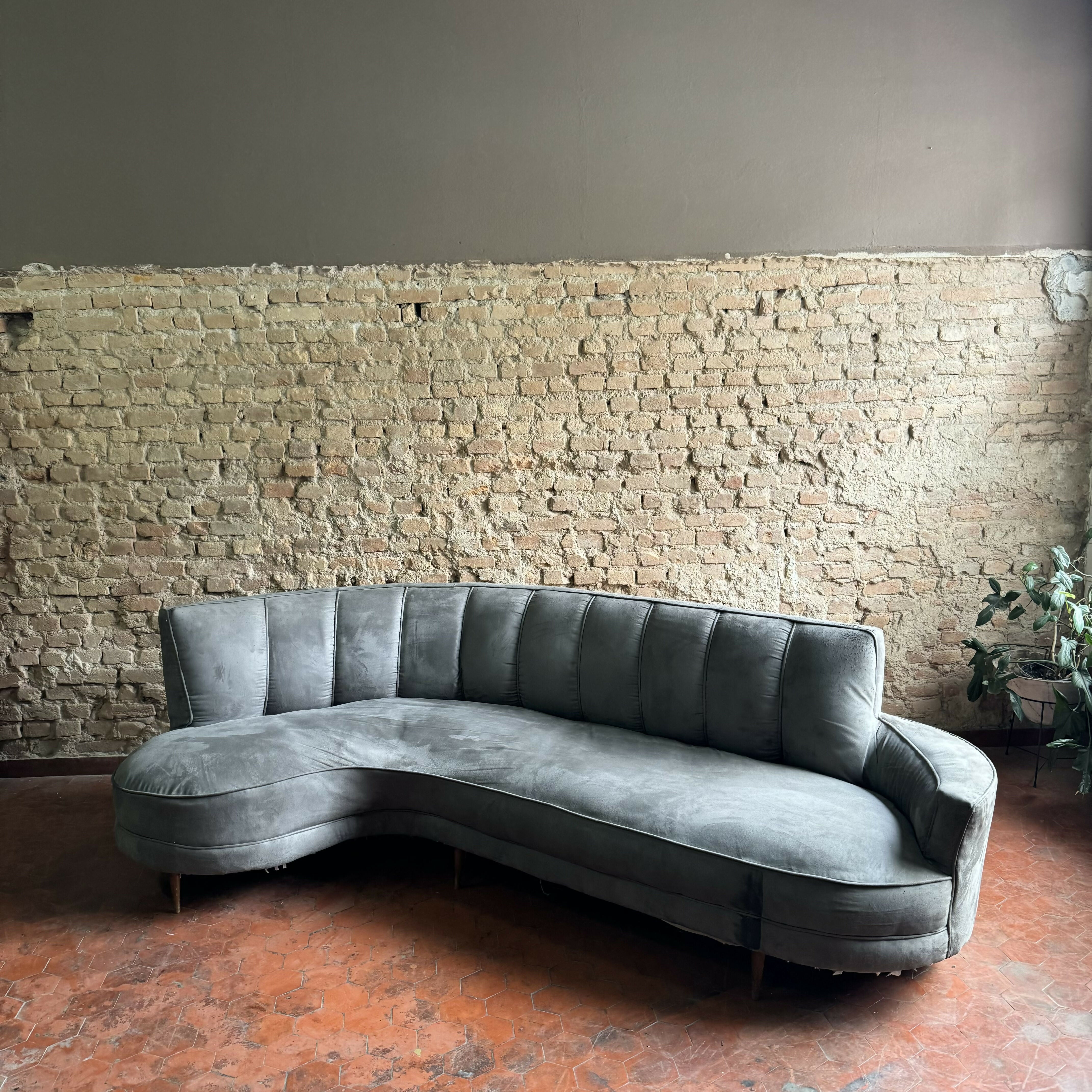 Sofá feijão anos 50 em suede cinza