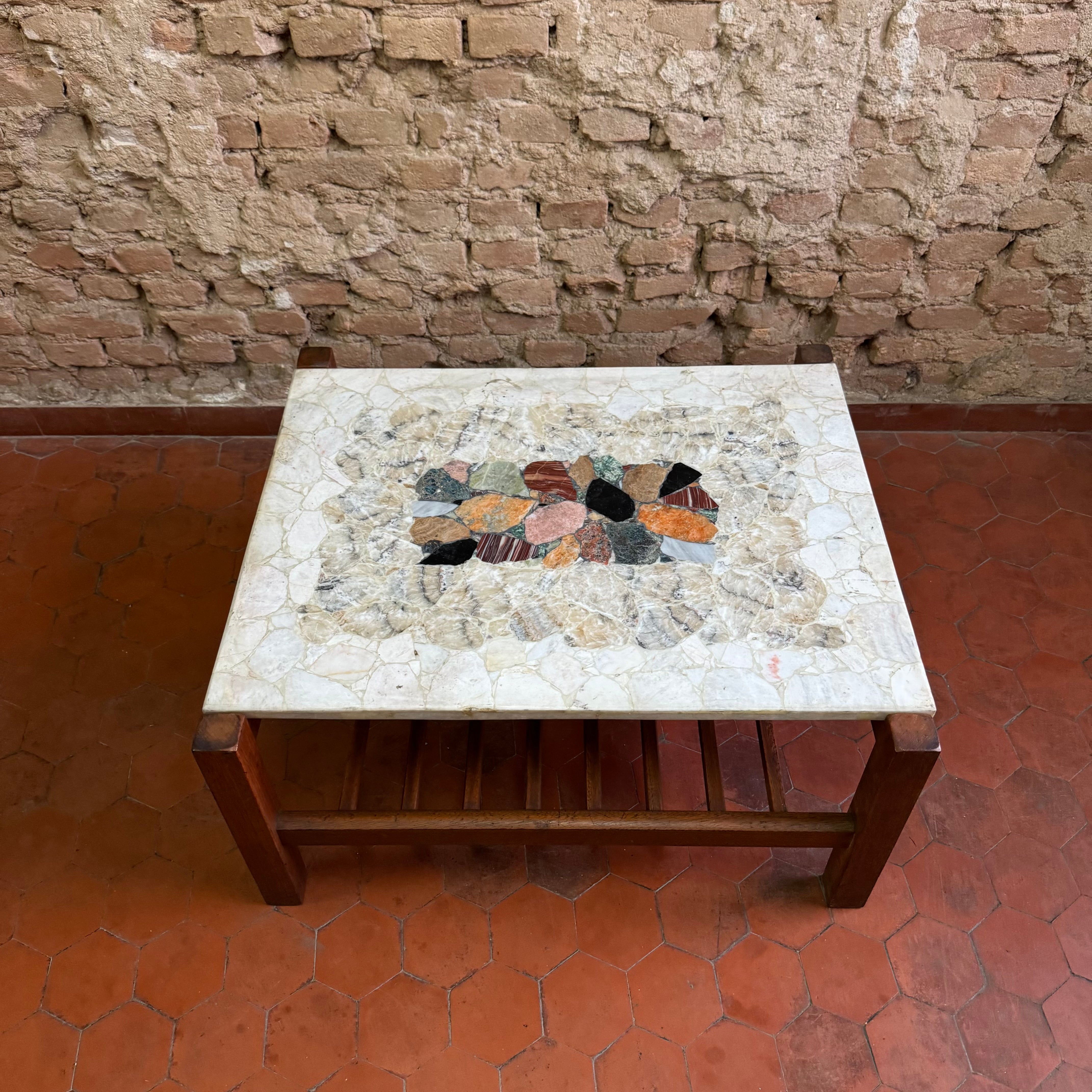 Mesa de centro em madeira com prateleira ripada e tampo em pedras variadas - anos 60