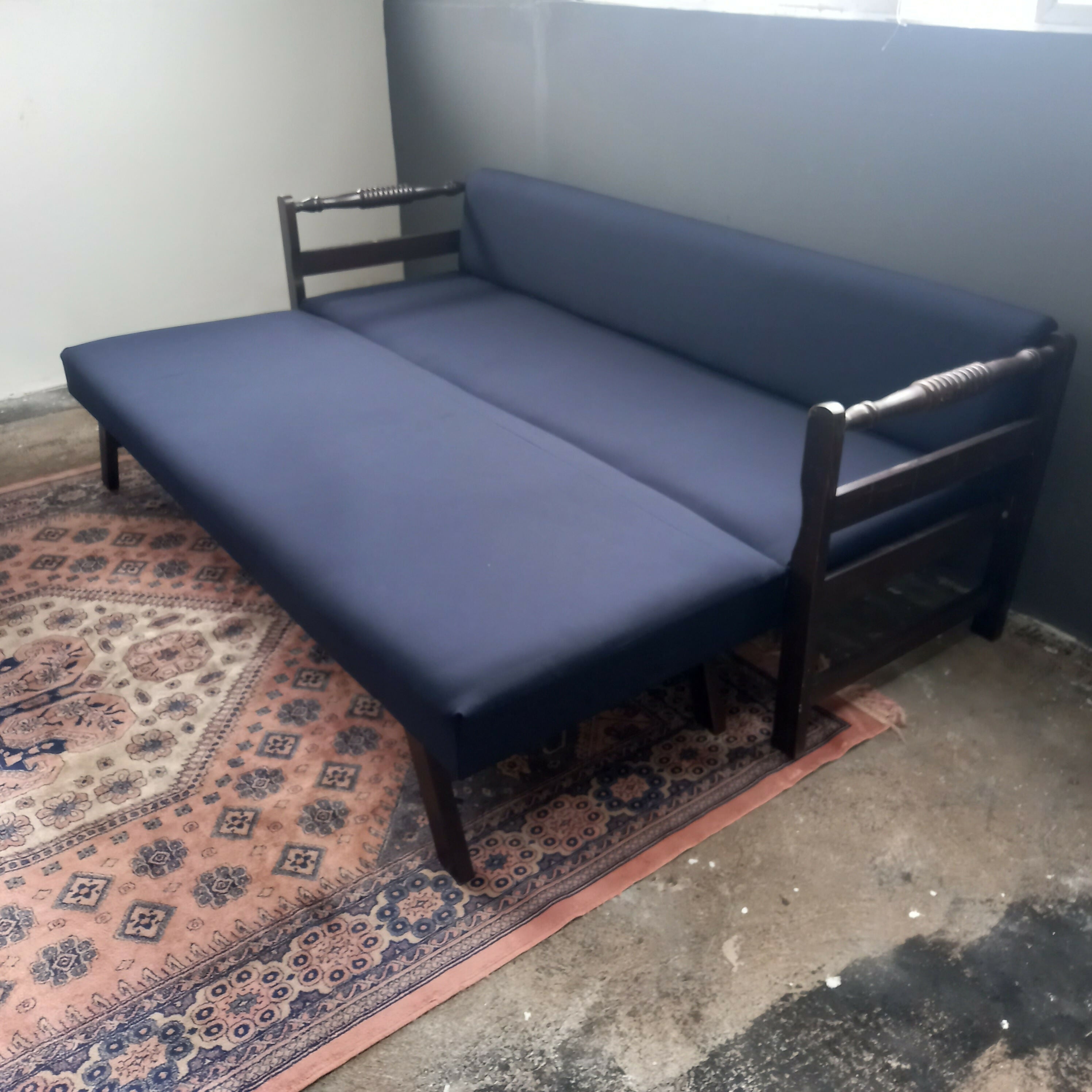 Sofa cama com estrutura em madeira