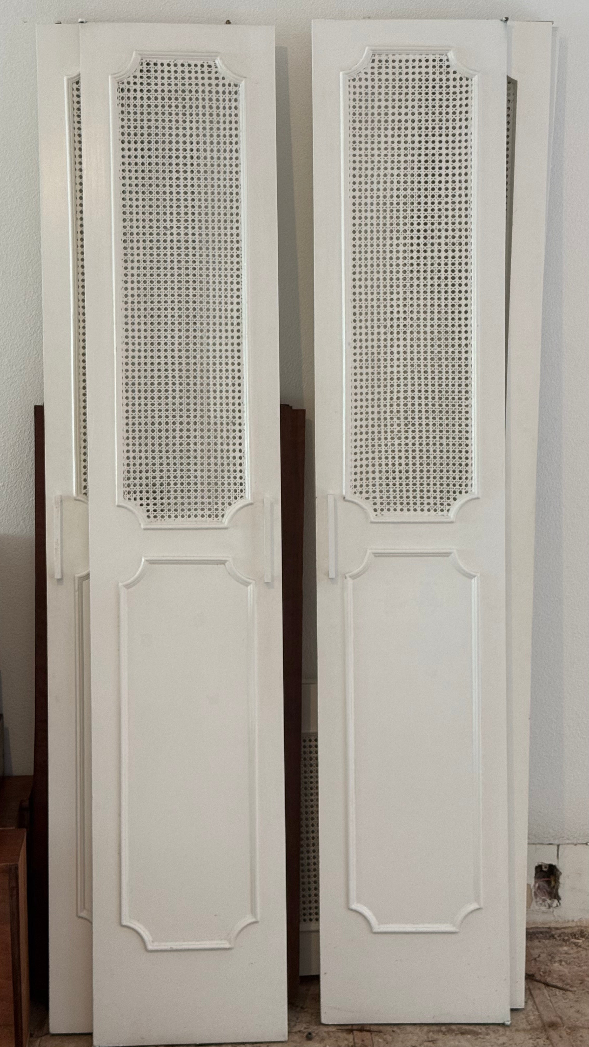 Portas Finas em madeira com acabamento em branco com Palhinha 