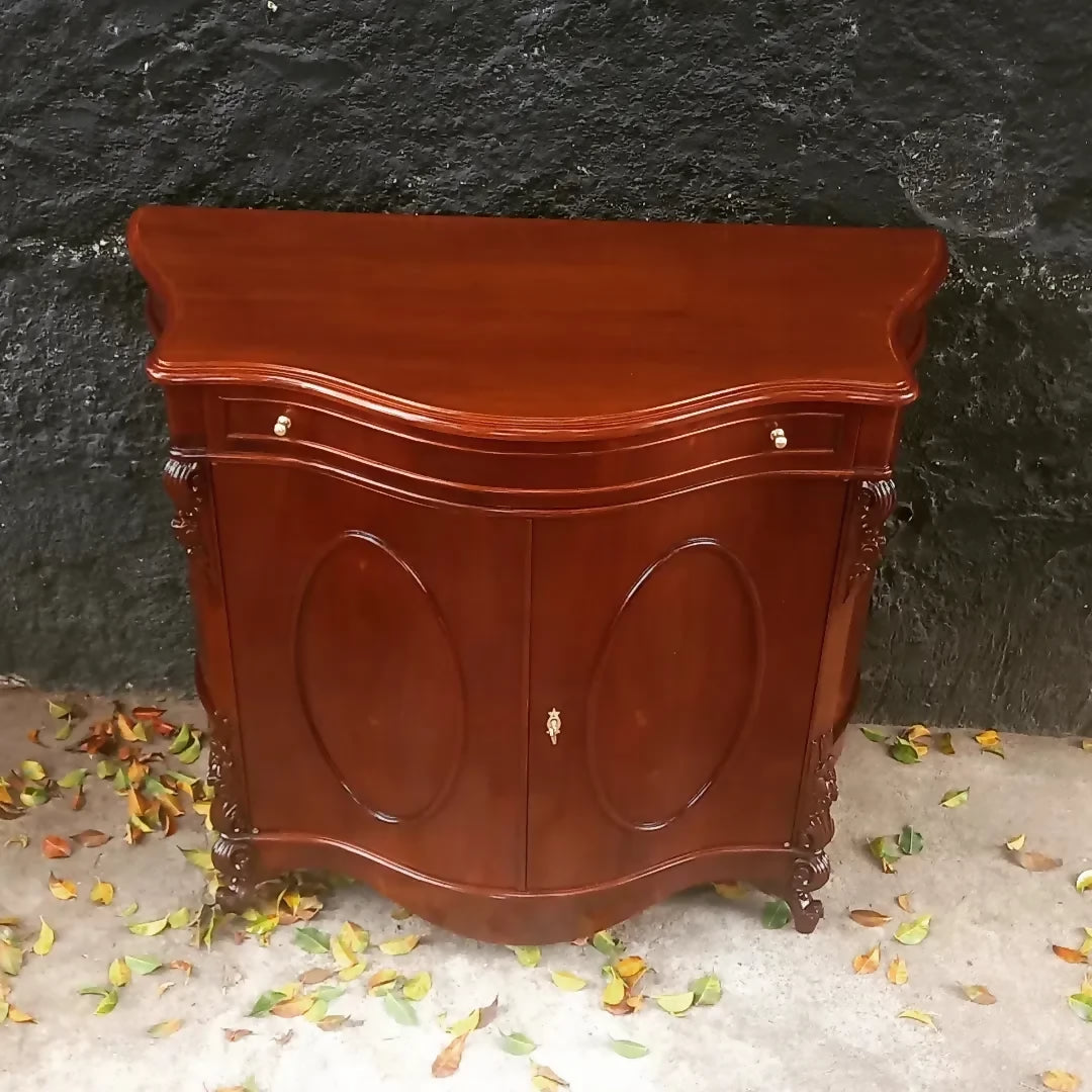 Dunquerque / Móvel com portas em madeira (recém restaurada) 