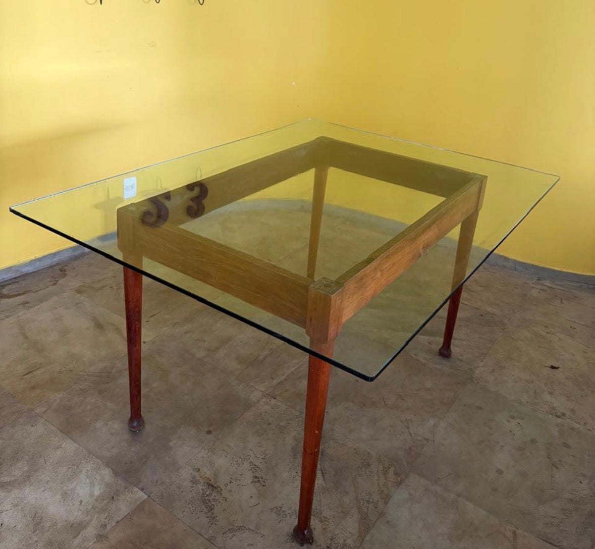 Mesa Jantar Retangular com base em madeira e tampo em Vidro