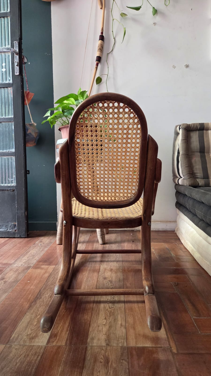 Antiga Cadeira De Balanço Infantil Estilo Thonet - restaurada 