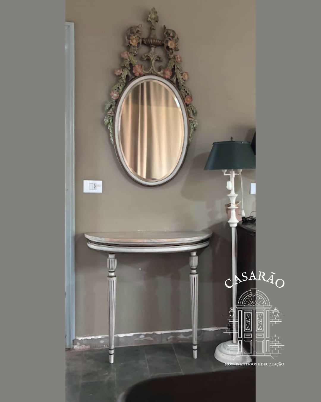 Aparador com pedra rosa e espelho entalhado