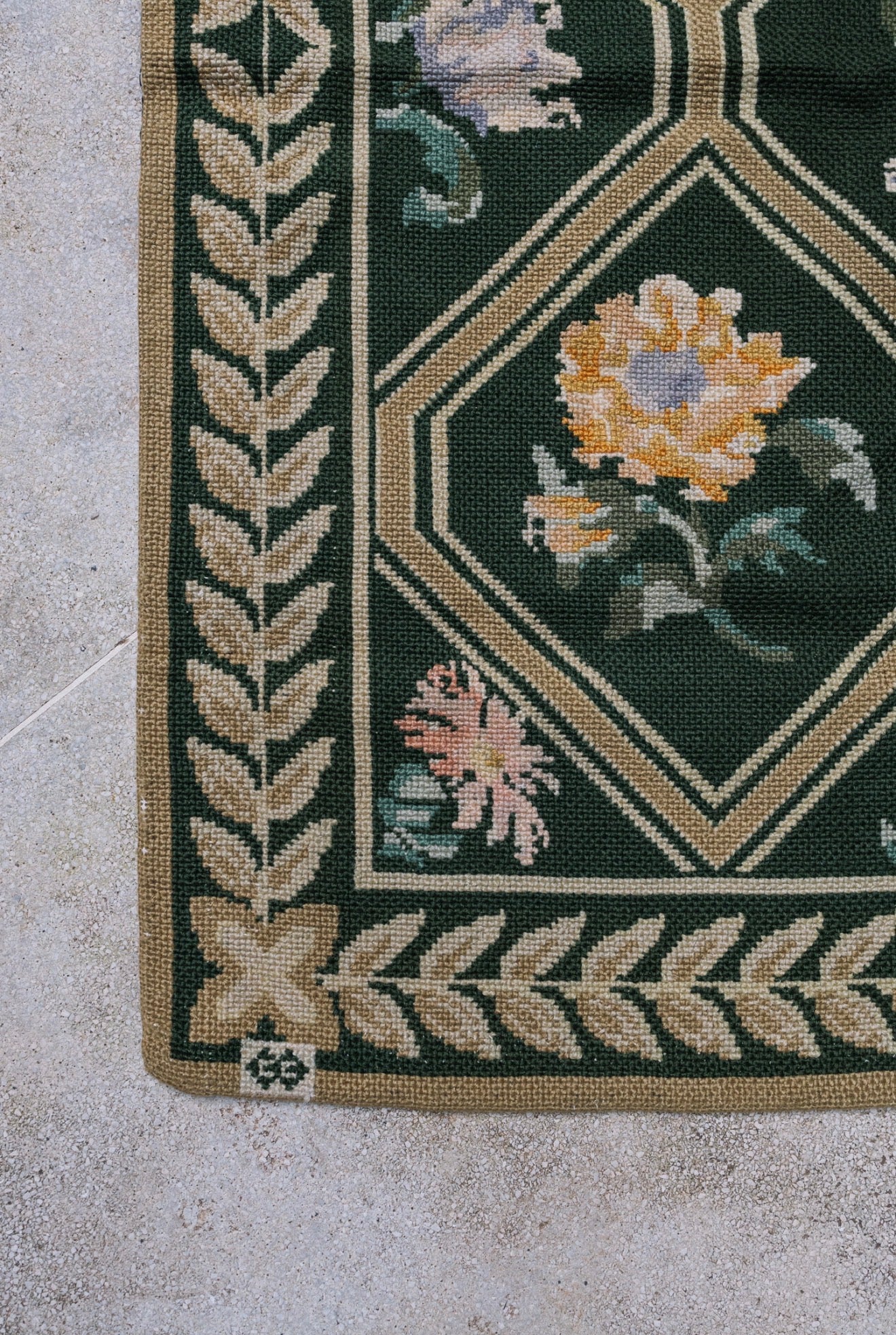 Tapeçaria / tapete bordado à mão Casa Caiada com fundo verde e motivos florais 
