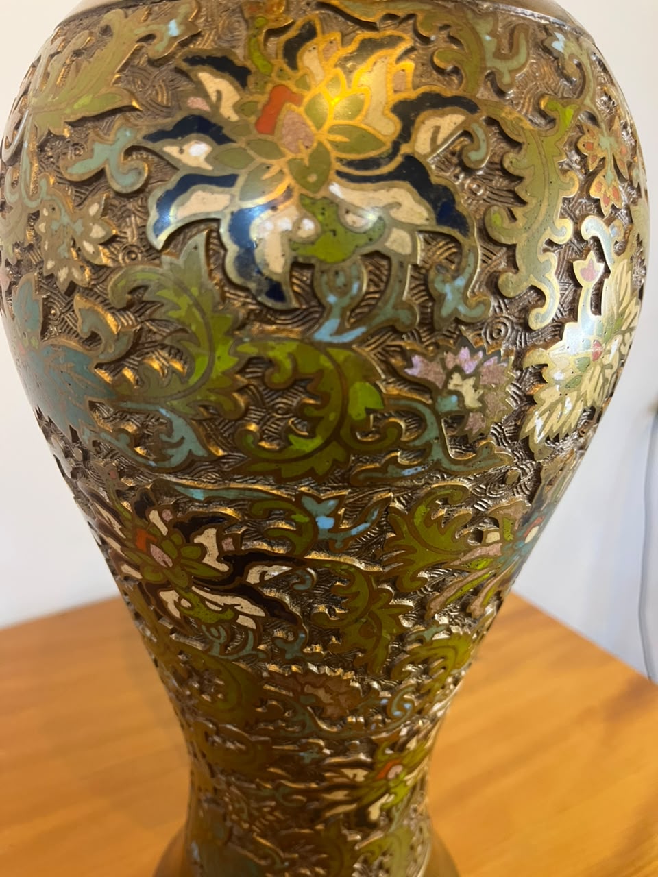 Vaso Decorativo em Latão com Esmaltação Floral