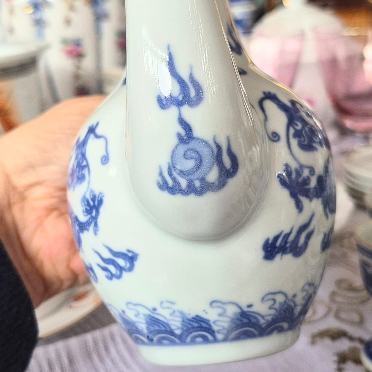 Conjunto para saquê ou vinho em porcelana chinesa Jingdezhen, anos 50, com tradicional decoração azul e branca do dragão Imperial. 9 peças.