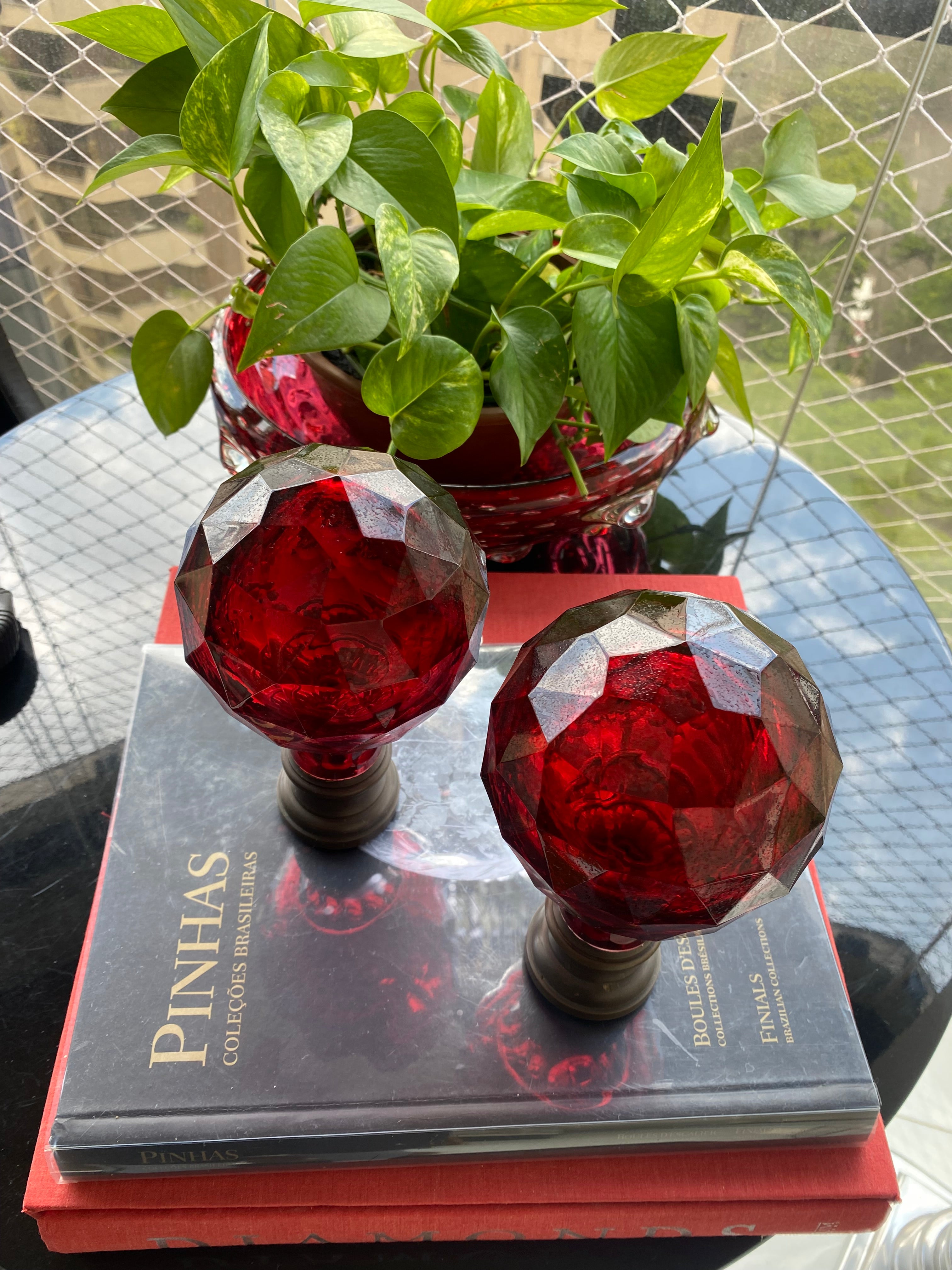 Par de Pinhas de Cristal Vermelho 
