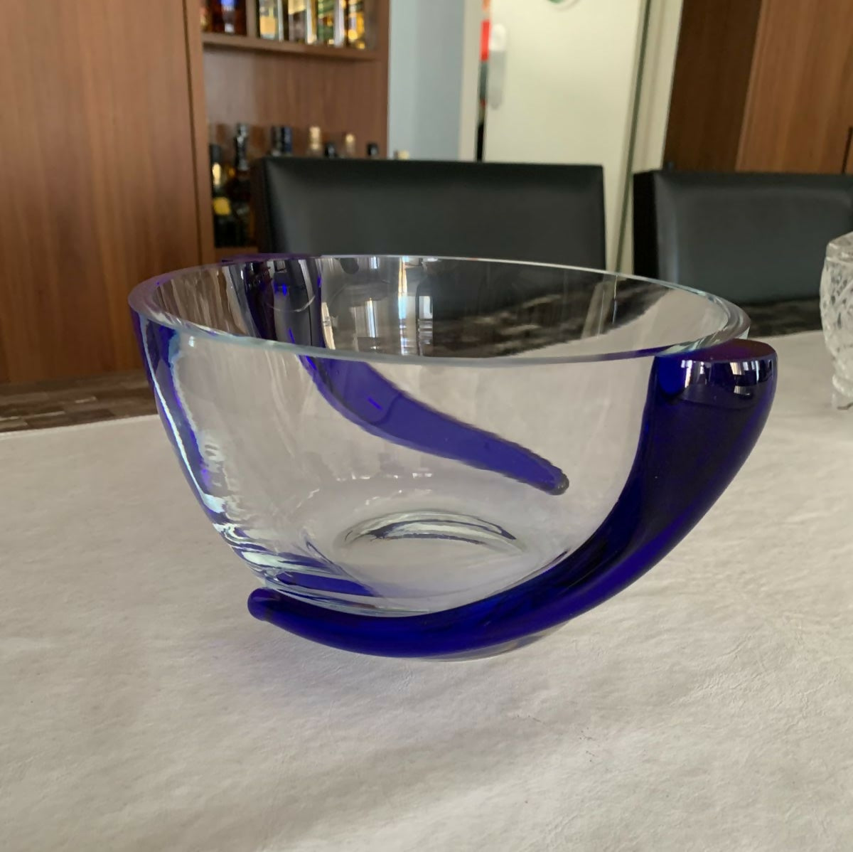 Vasos decorativos em vidro com detalhes azul cobalto