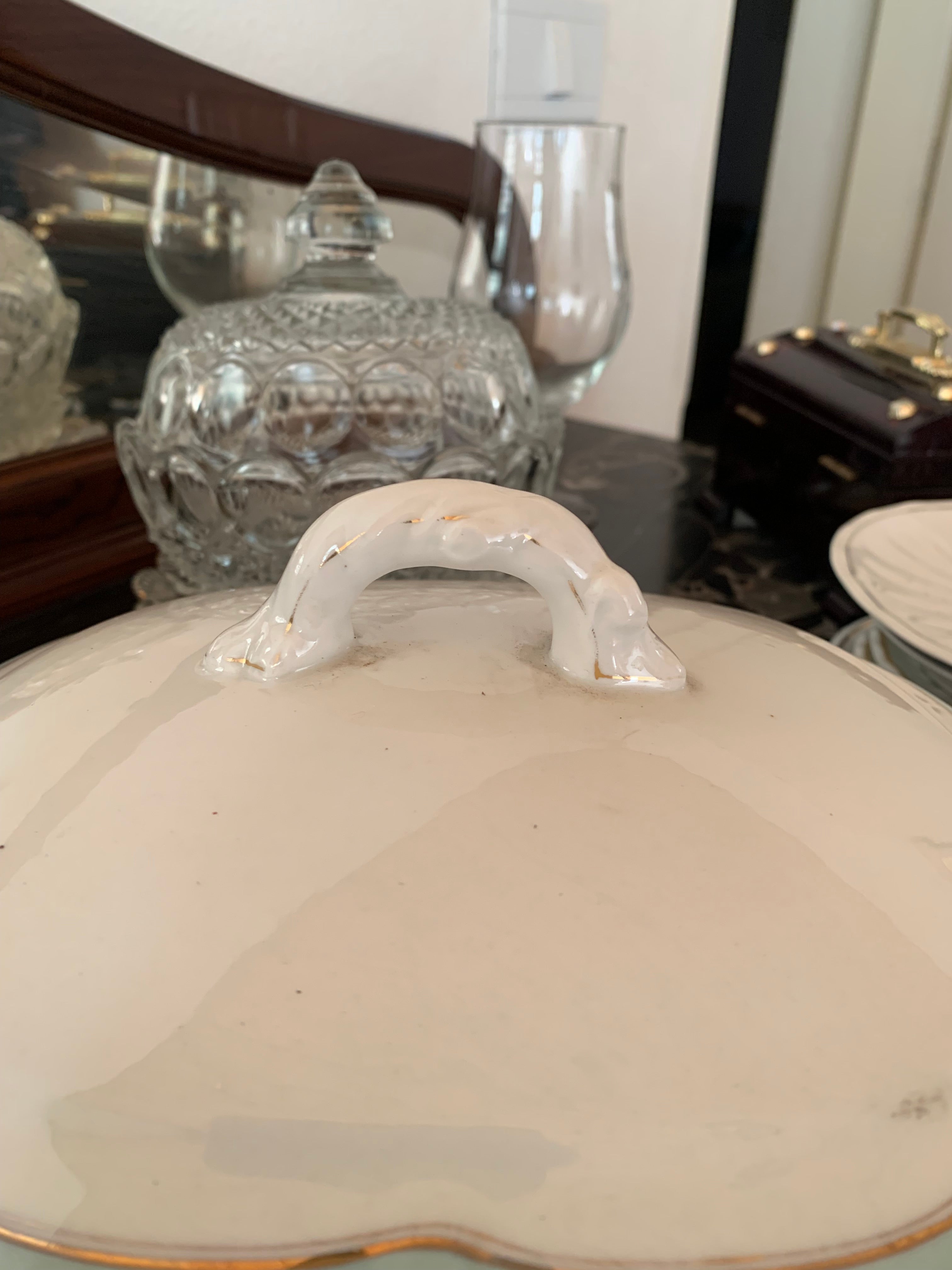 Linda sopeira em porcelana detalhes verde água