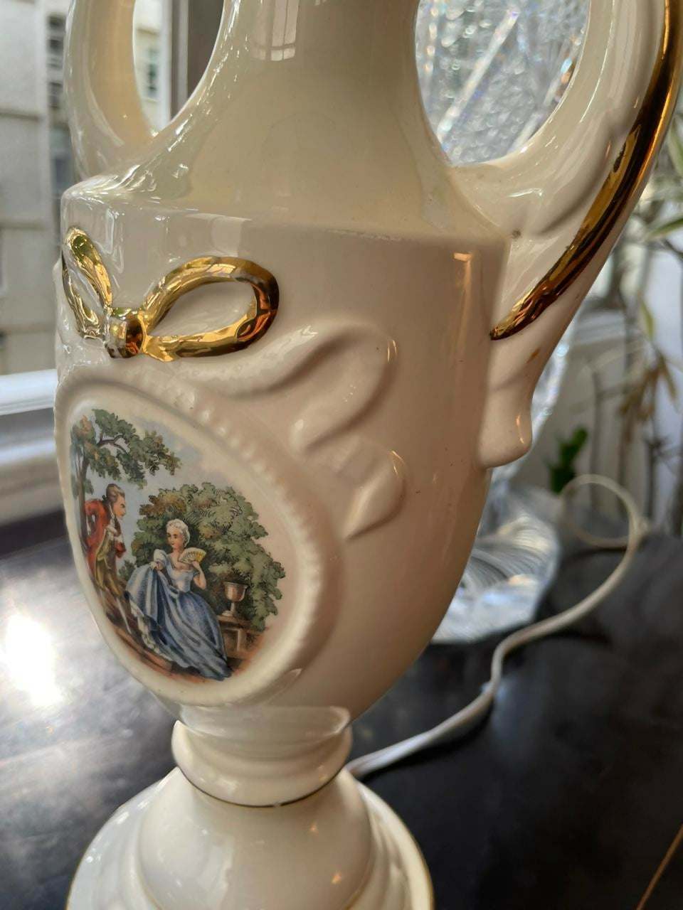 Abajur em porcelana com cena galante e douração