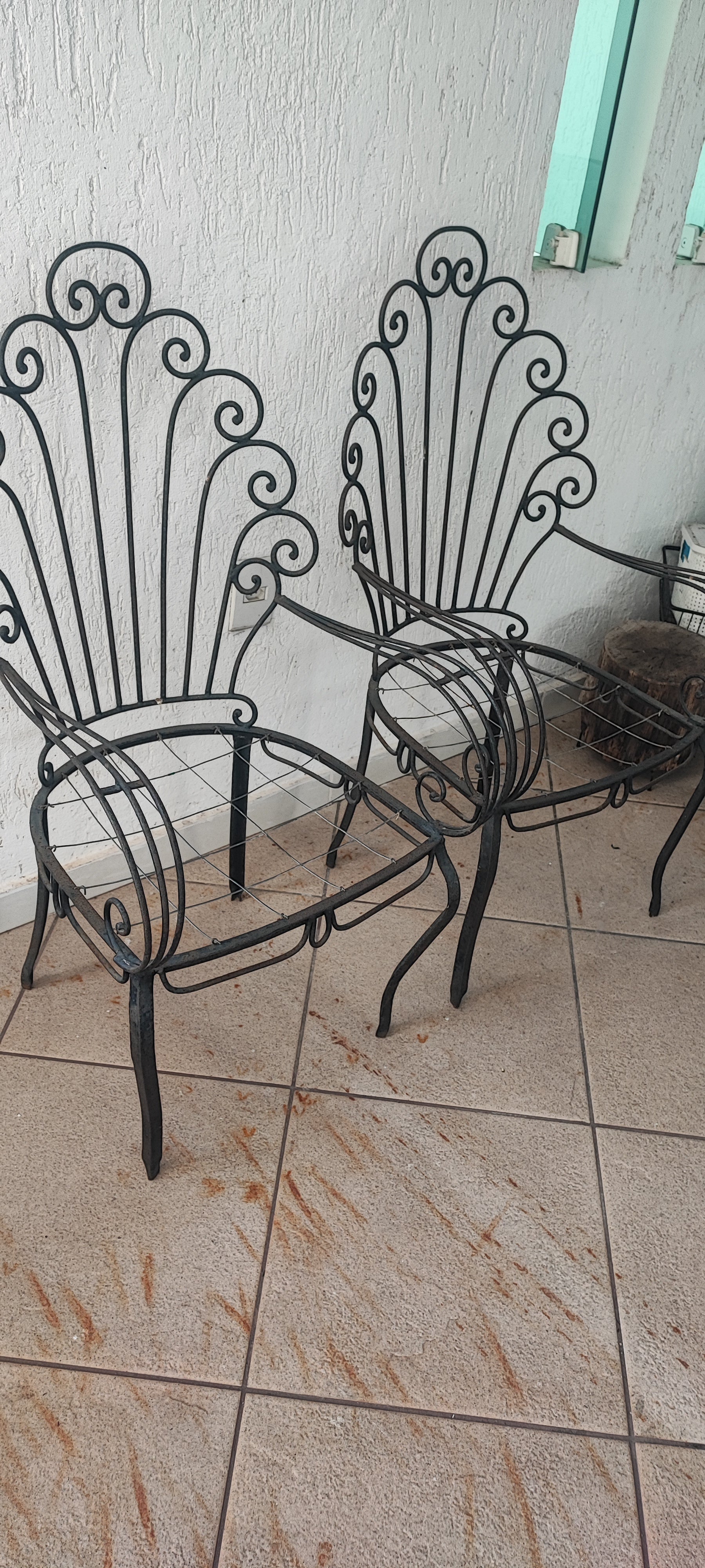 Antigas Cadeiras de ferro preto estilo Pavão com estofado azulado com folhagem 