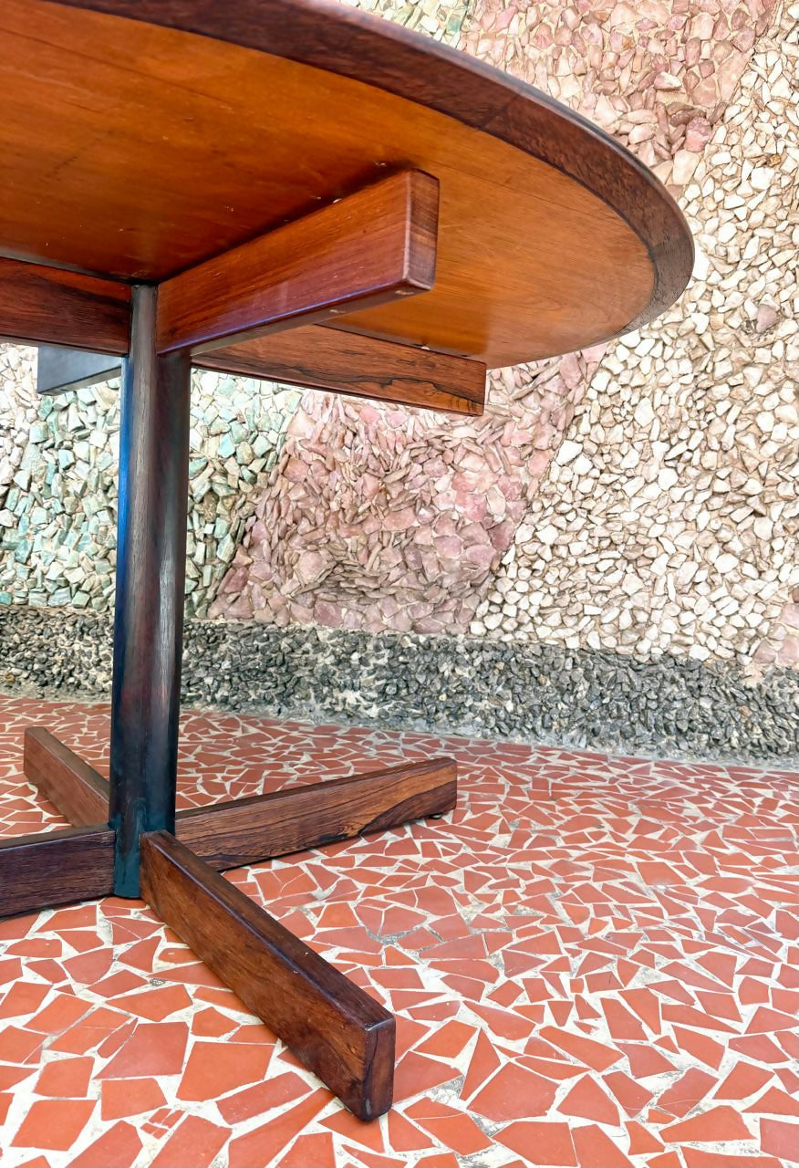 Mesa de jantar redonda em Jacarandá - Ernesto Hauner (Mobilínea)