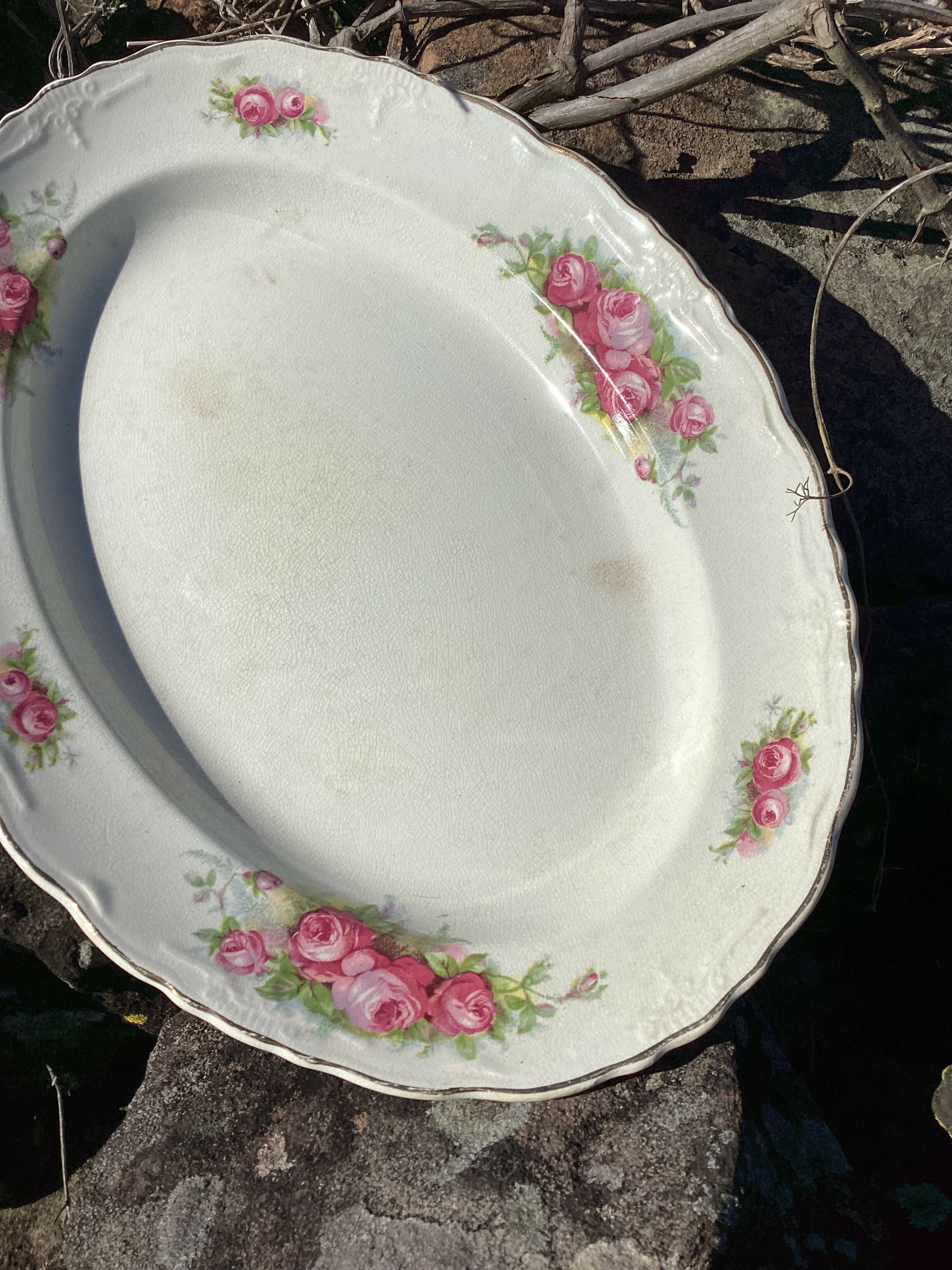Mesa posta com charmosa travessa inglesa