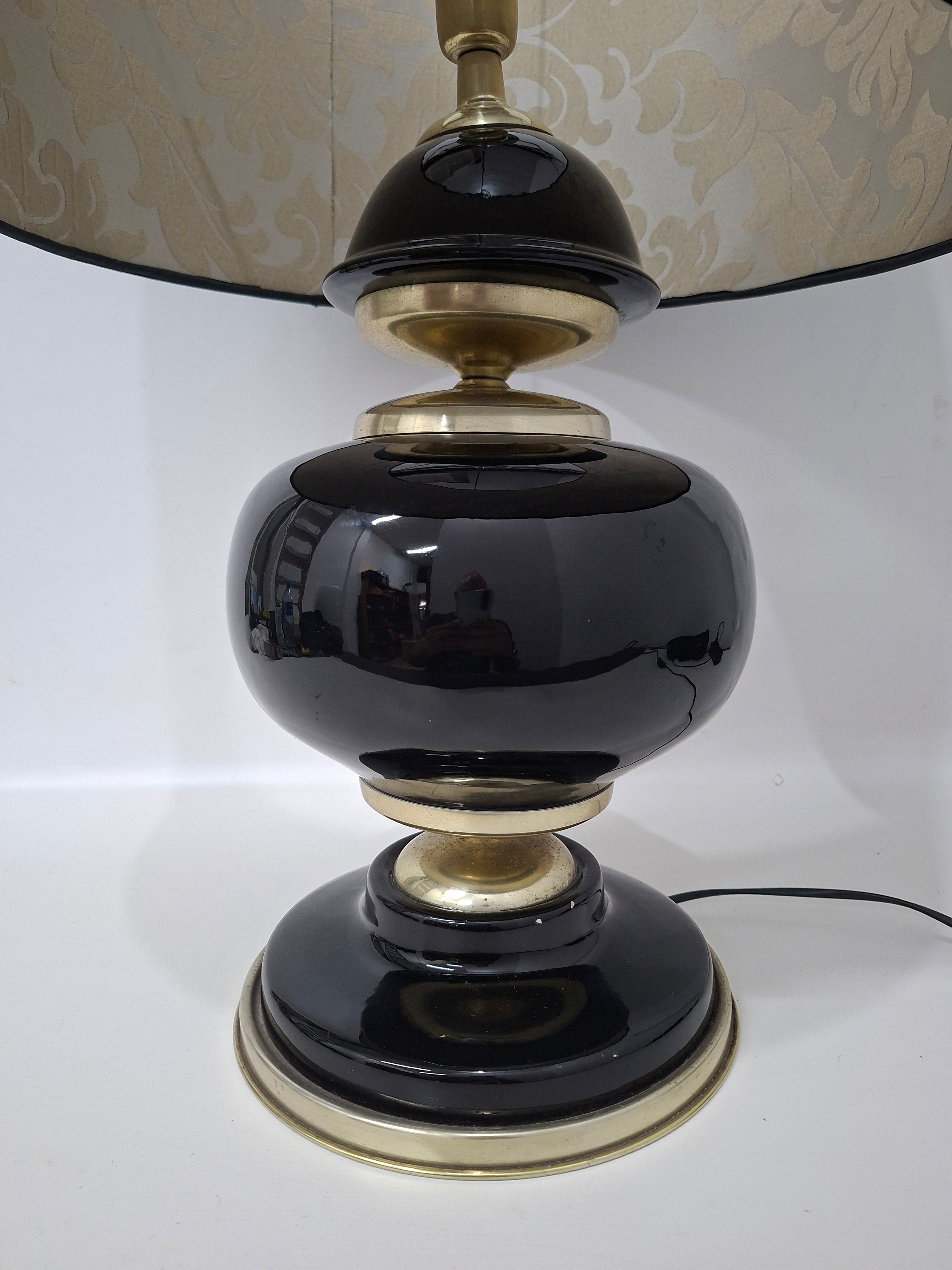 Luminária / Abajur Grande preto e dourado Cerâmica Tupy com cúpula cilíndrica escura 