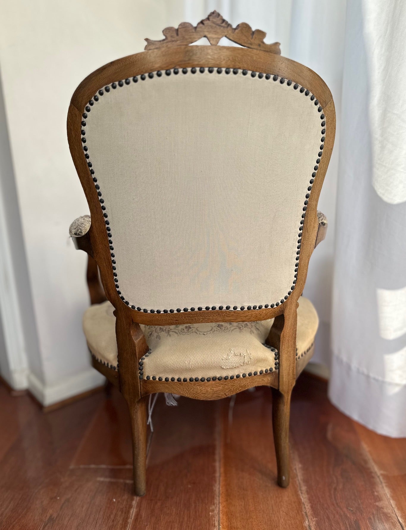 Antiga poltrona Luis XV com braço toda original com estofado Gobelin floral 