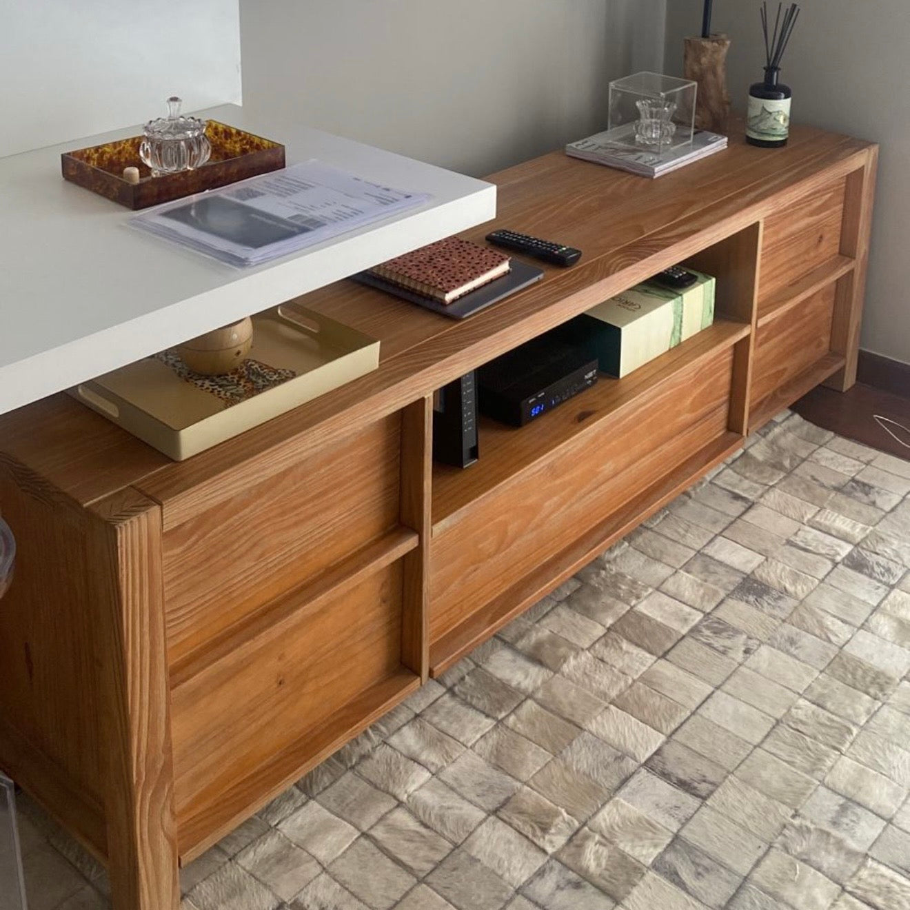 Rack / Buffet em madeira natural clara 