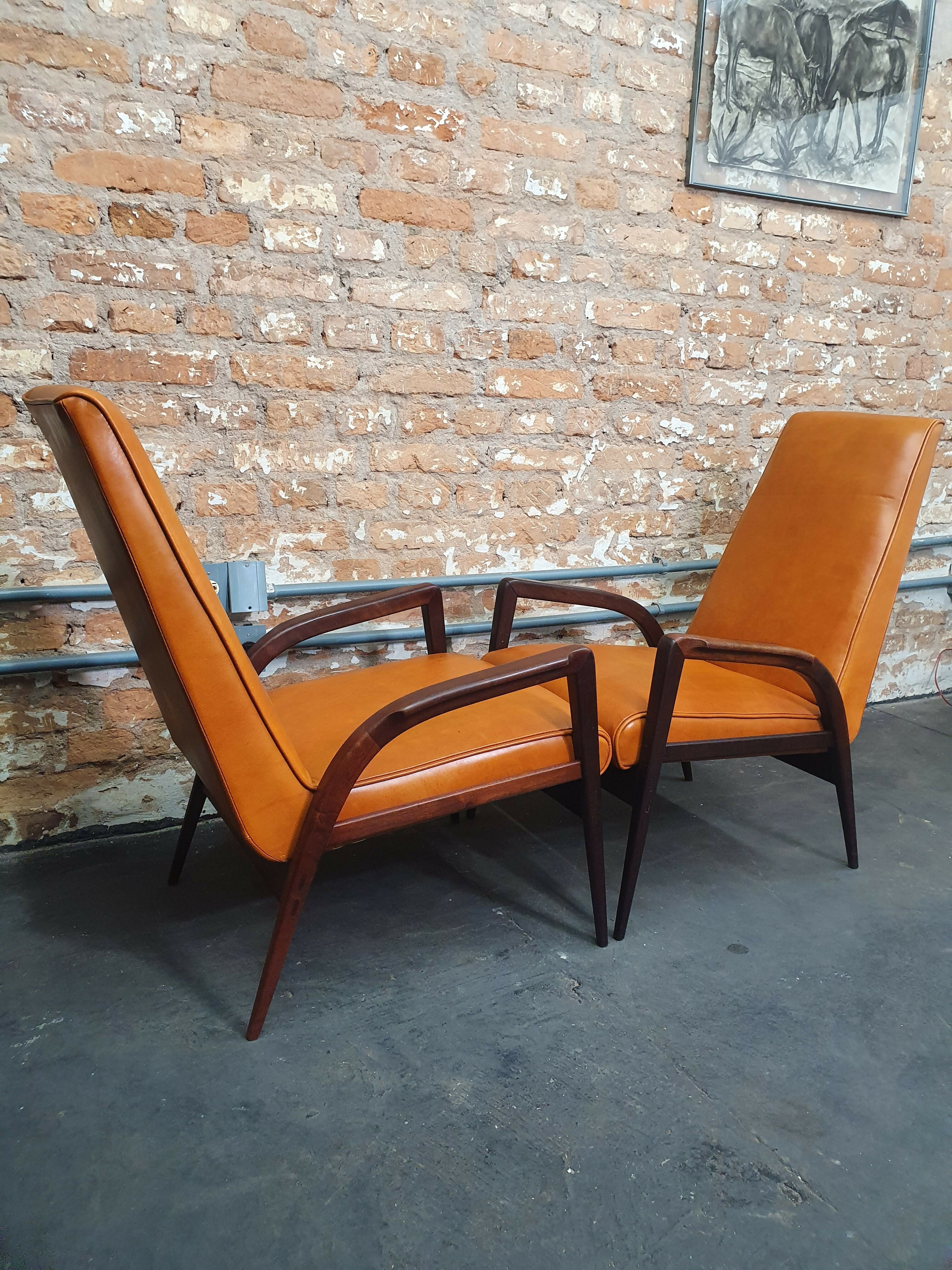 Belo par de poltronas anos 60
