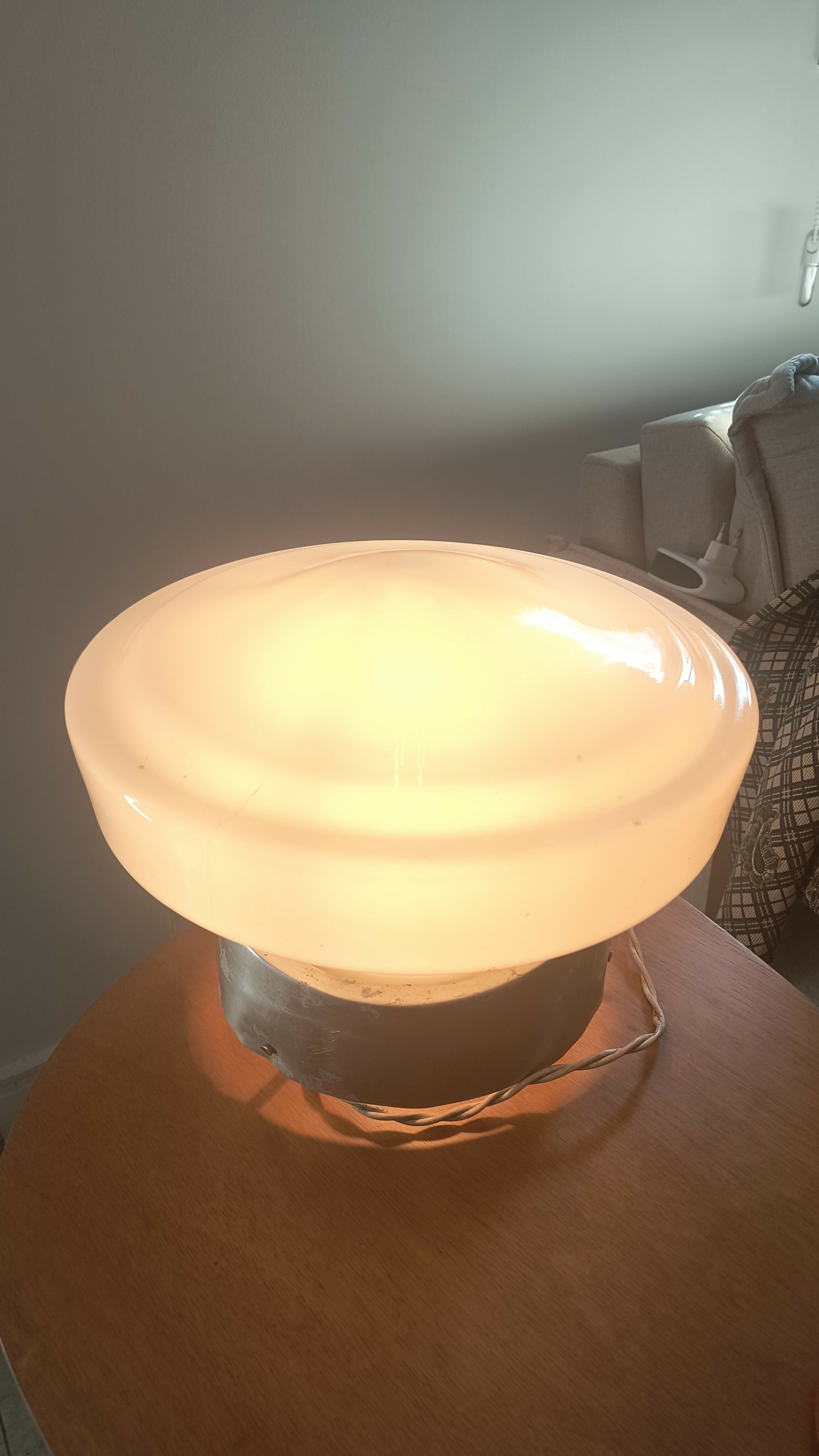 Linda luminária vintage estilo midcentury, de metal com cúpula de opalina