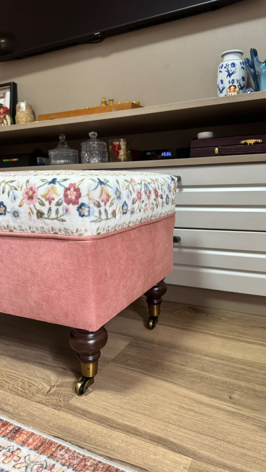 Pufe / Banco /Apoio para os pés / Mesa de Centro em tecido rosa com estampa floral 