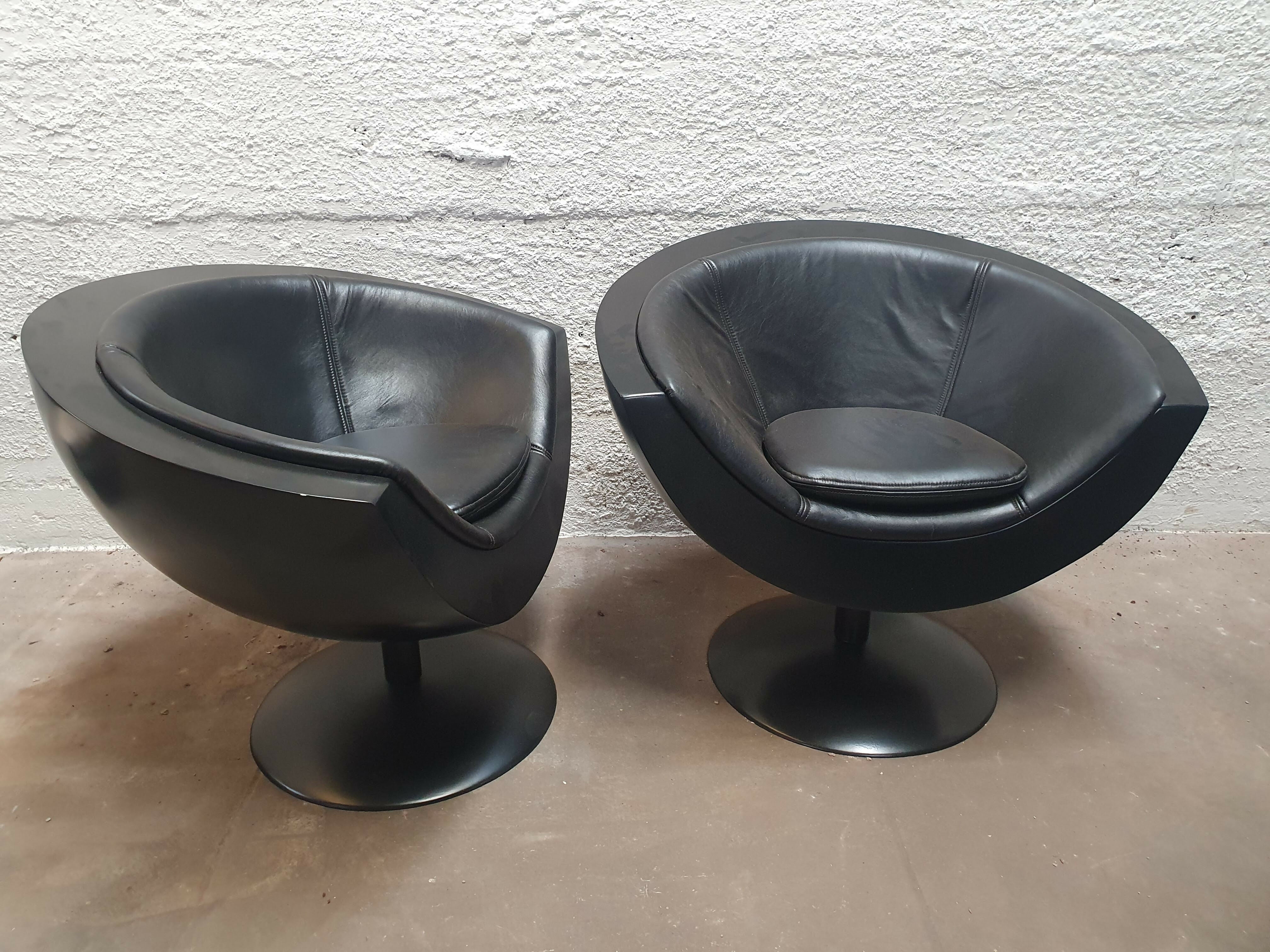Poltronas Concha anos 80 em fibra e couro (restauradas)