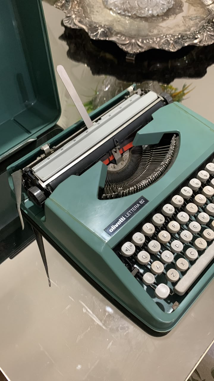Máquina de escrever Olivetti Lettera 82 Verde