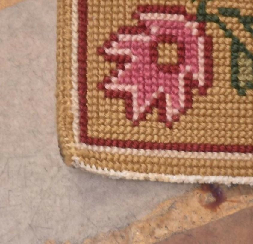 Tapete artesanal arraiolo rosa, bege e verde