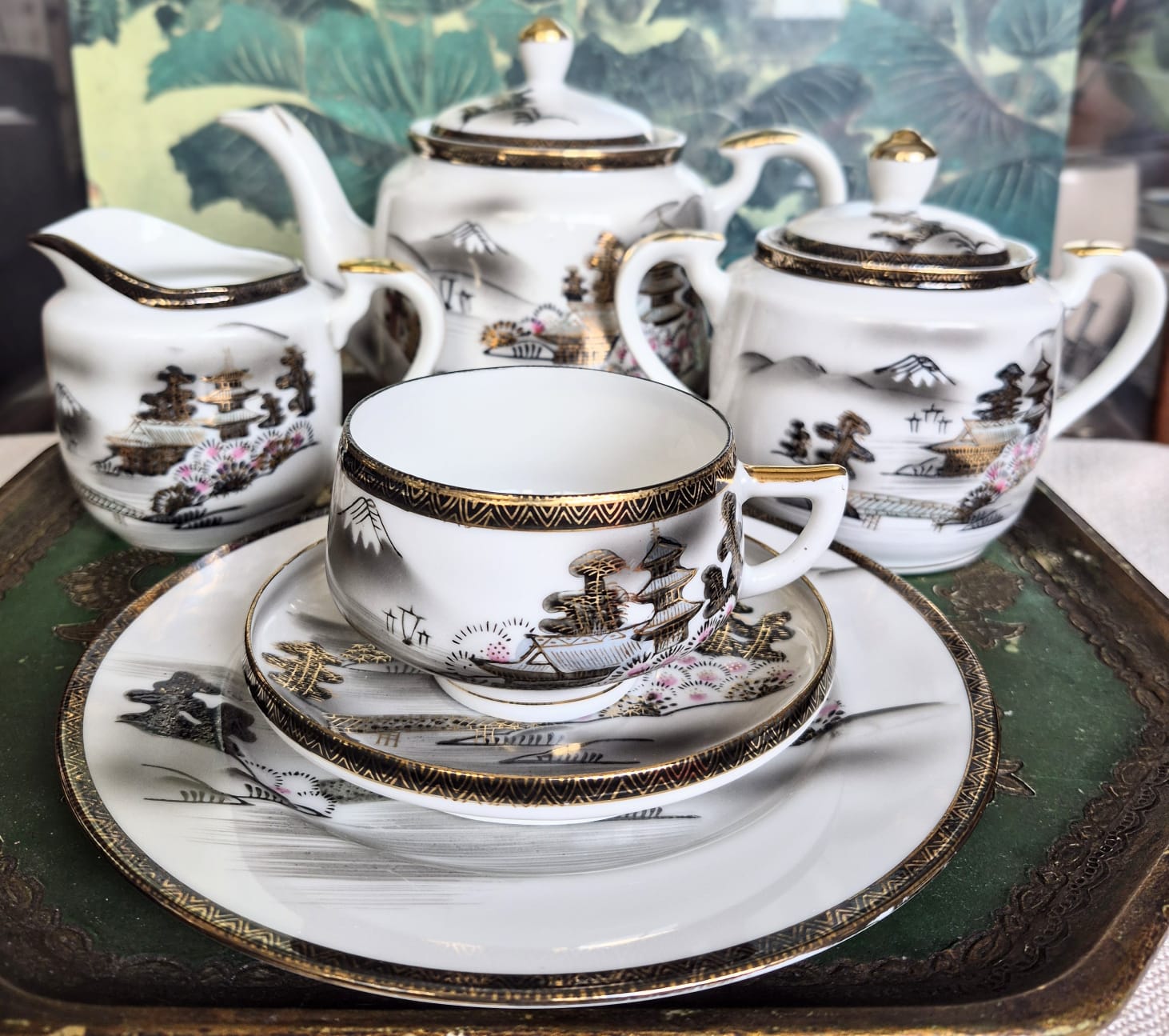 Jogo para chá em porcelana vintage japonesa Kutani, da década de 40, maravilhoso, em perfeito estado. As xícaras tem a gueixa no fundo. 15 peças.