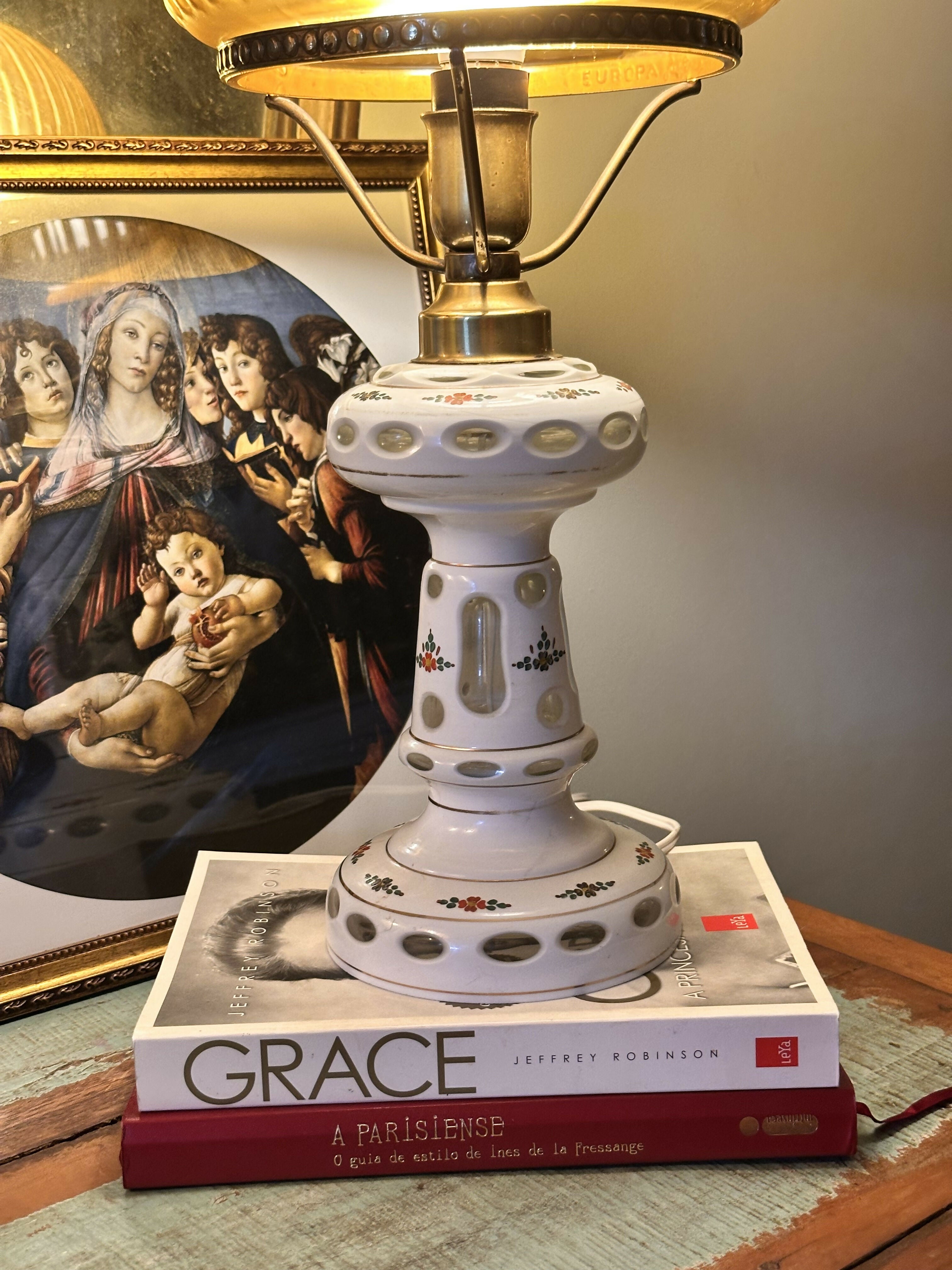 Maravilhoso e encantador abajur antigo em cristal overlay e pinturas de delicadas flores e cúpula em âmbar