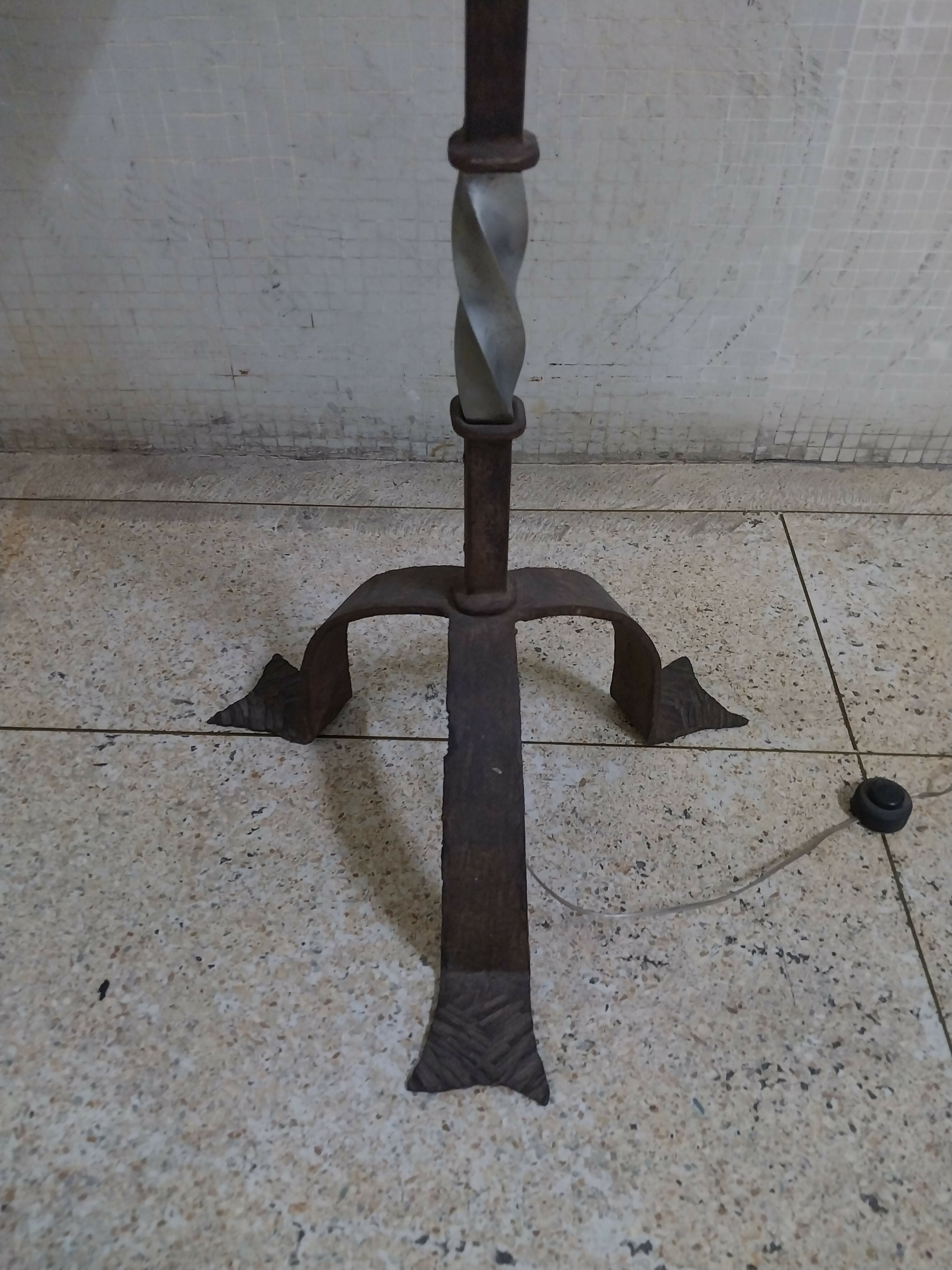 Luminária de chão Estilo Inglês Em Ferro Forjado e Cúpula em Pergaminho