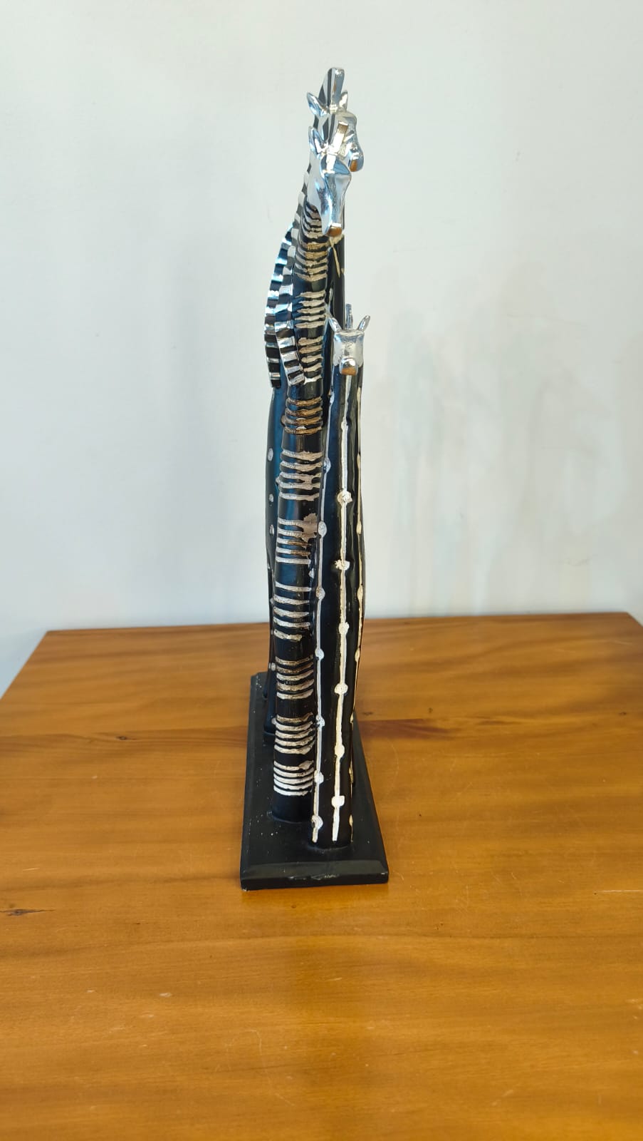 Escultura Decorativa de Cinco Zebras Estilizadas em Preto e Prateado – 40 cm